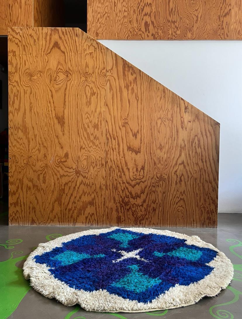 Runder Teppich aus zotteliger Faser mit geometrischem Blumendekor, 1970er Jahre (Moderne der Mitte des Jahrhunderts) im Angebot