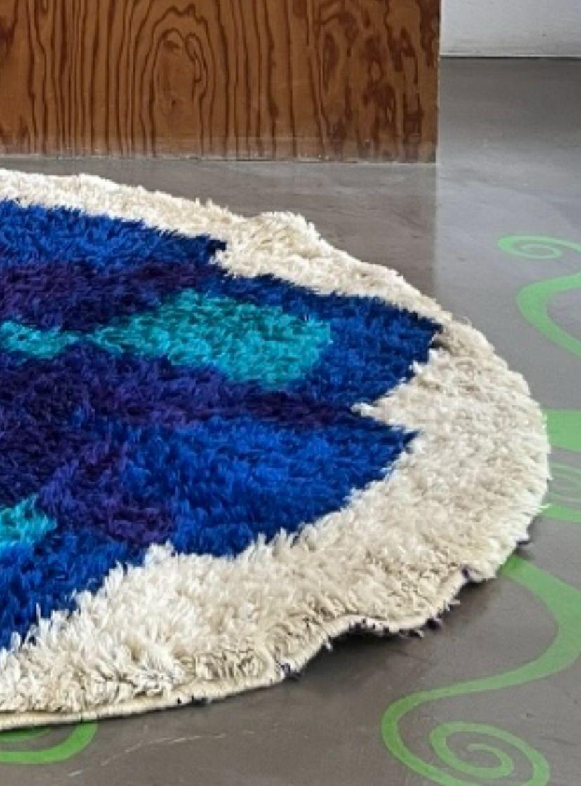Runder Teppich aus zotteliger Faser mit geometrischem Blumendekor, 1970er Jahre (European) im Angebot