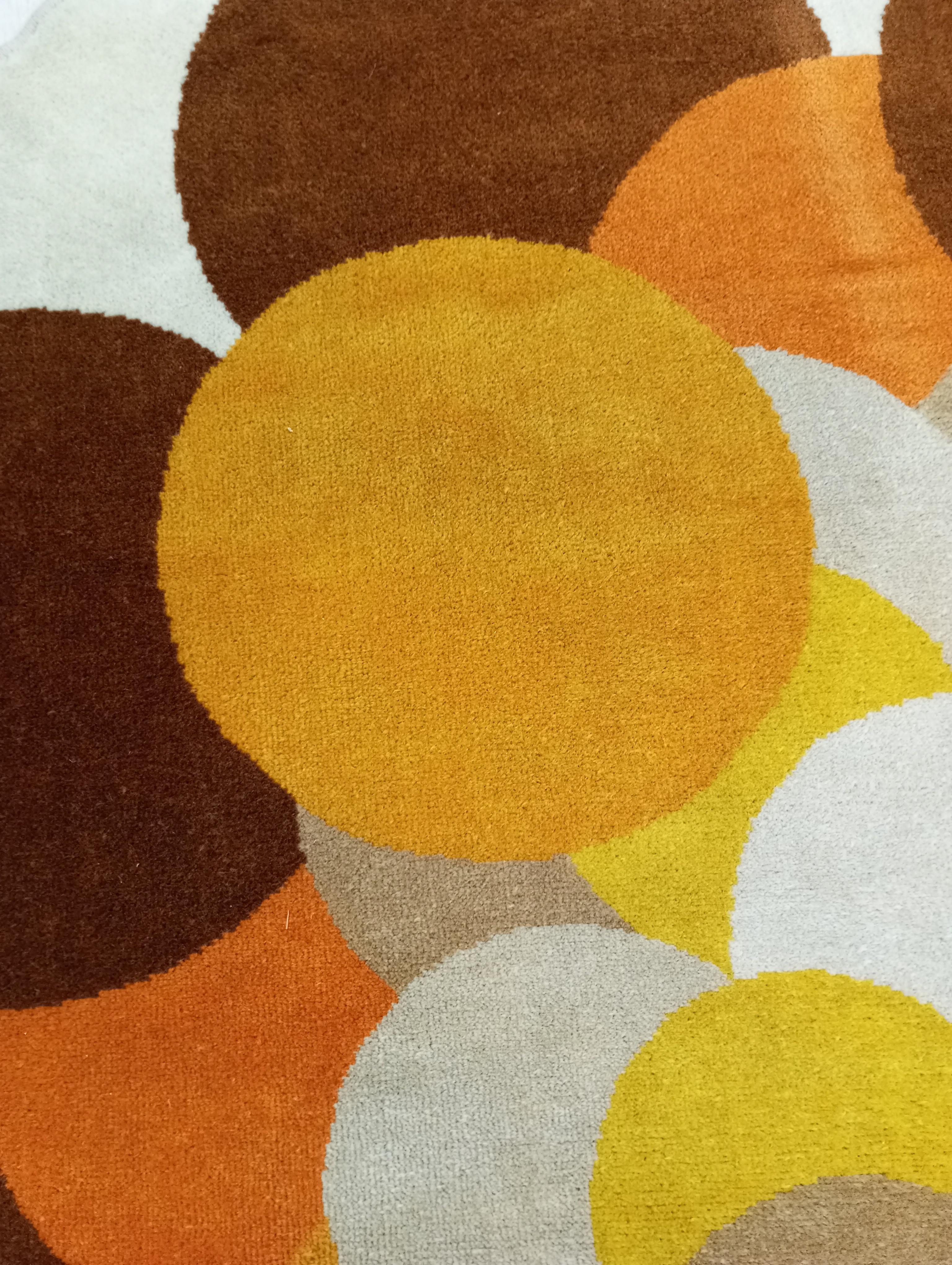 Fait à la machine Tapis rond en laine au design moderne des années 1970 (Italie) vintage en vente