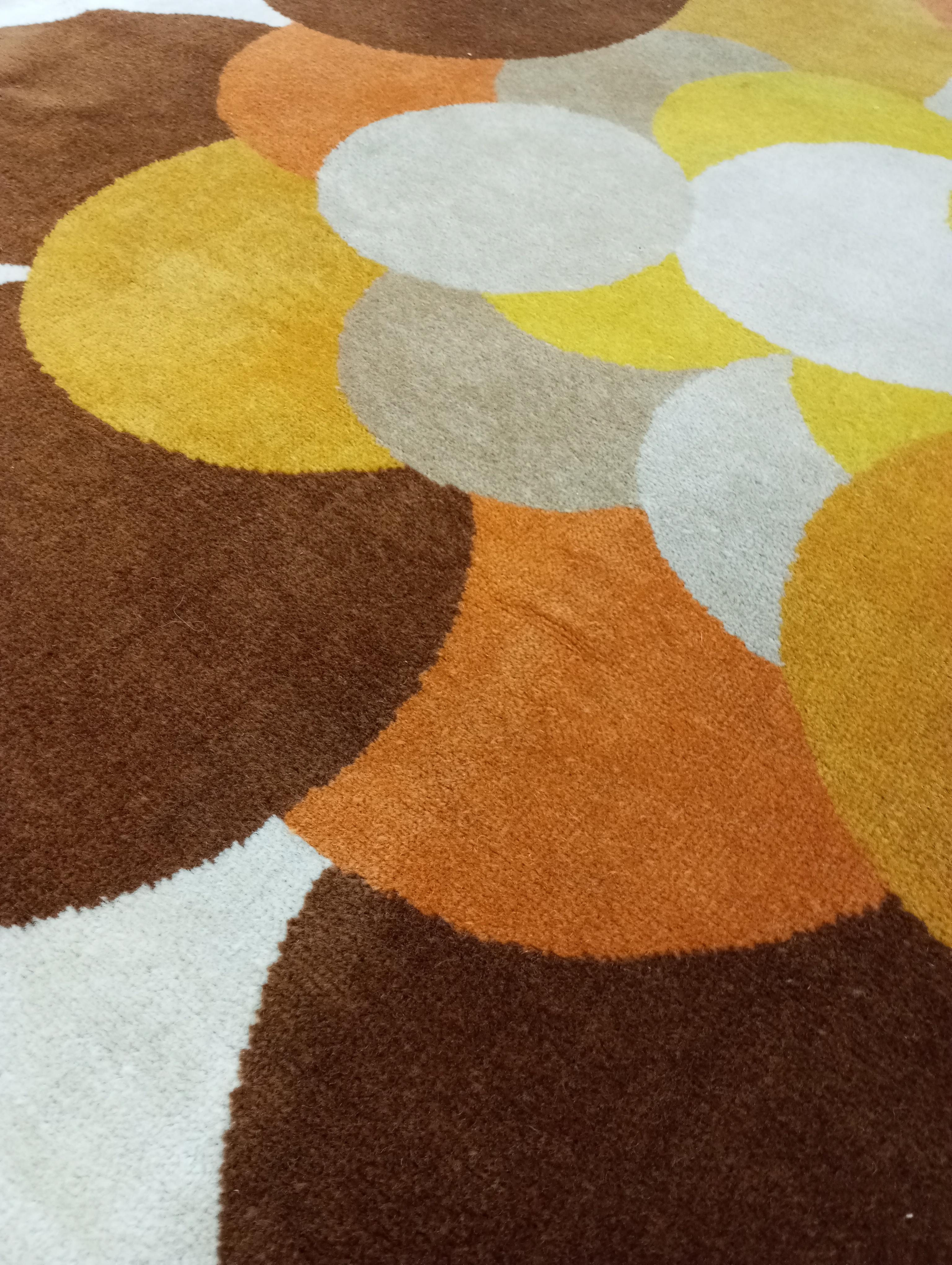 Late 20th Century Tapis rond en laine au design moderne des années 1970 (Italie) vintage en vente