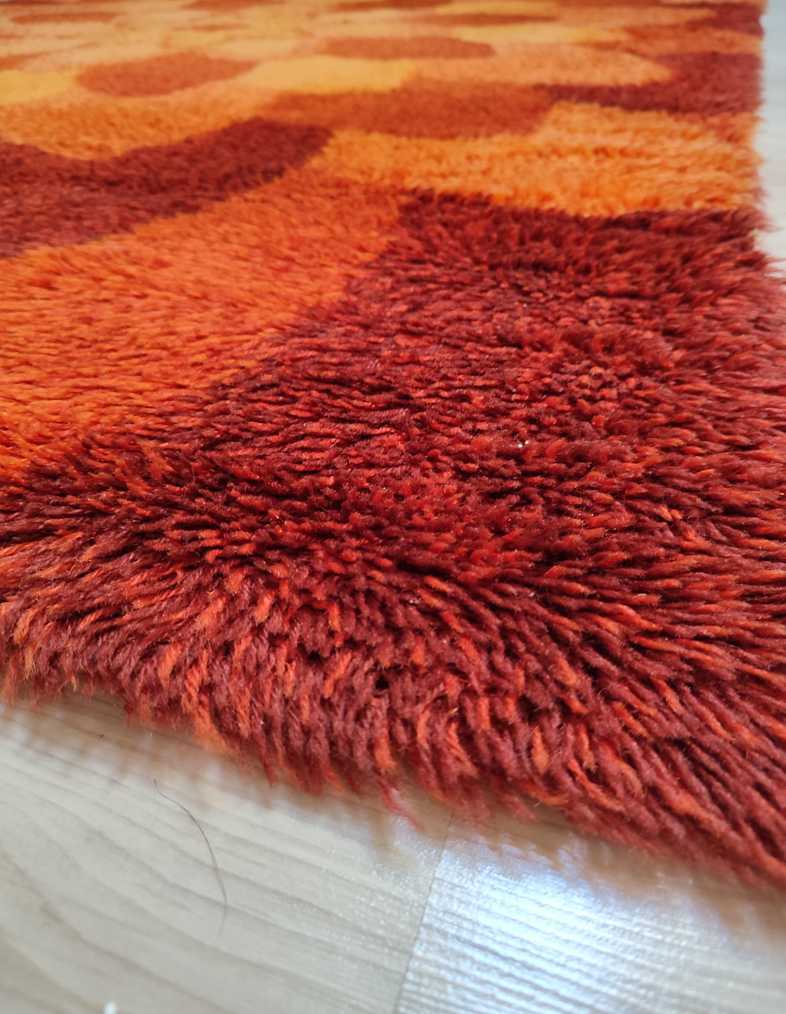 Vintage 1970s Denmark rya rug in pure wool
This vintage rug, made using the Rya weaving technique in Denmark by the company Ege carpets, is an expression of Nordic design, completely made of pure wool. The design represents an open corolla with