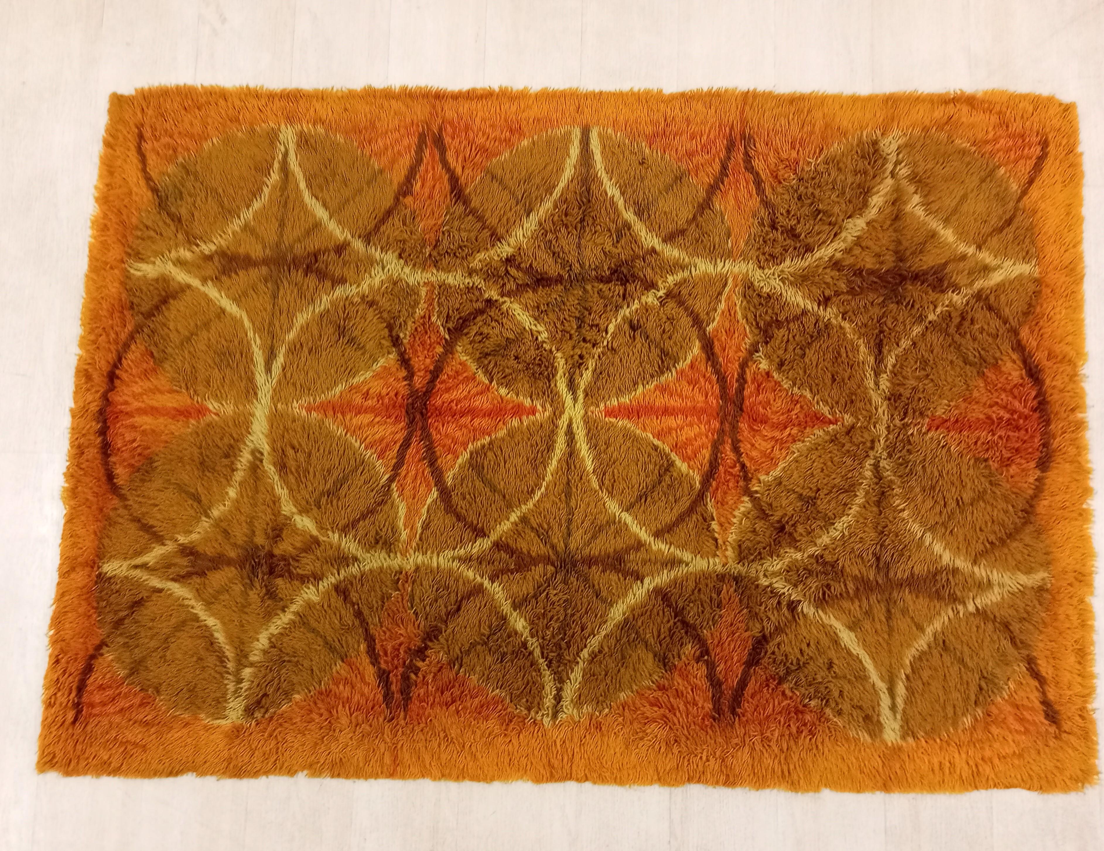 This vintage rug is made using the Rya weaving technique in Denmark, by the company Ege carpets, completely from pure wool. The modern design represents a set of overlapping circles that hint at geometric figures. Rya weaving is known for its
