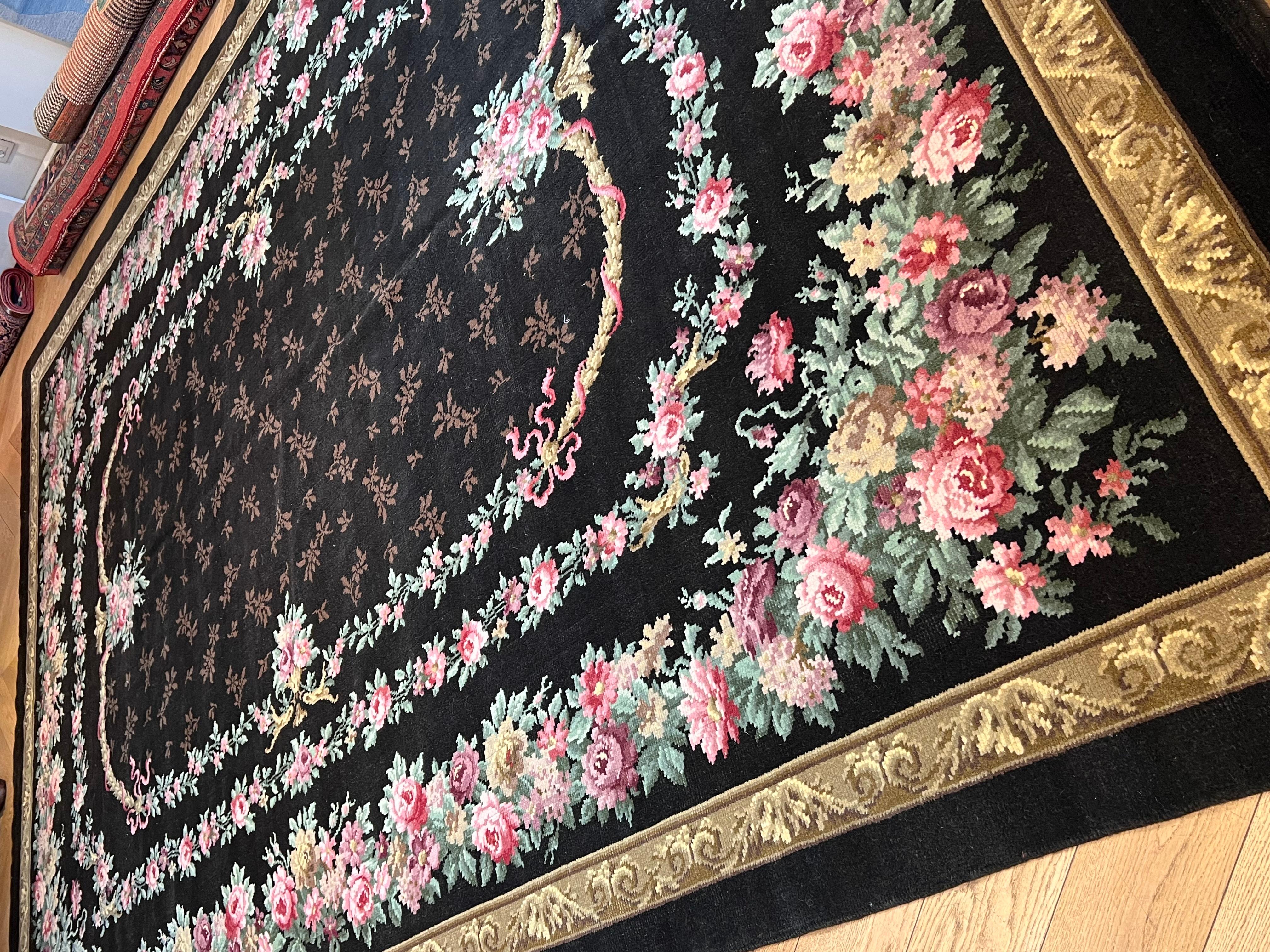 Early 20th Century Savonerie Rug Decorated With Flower Garlands In Good Condition For Sale In Firenze, IT