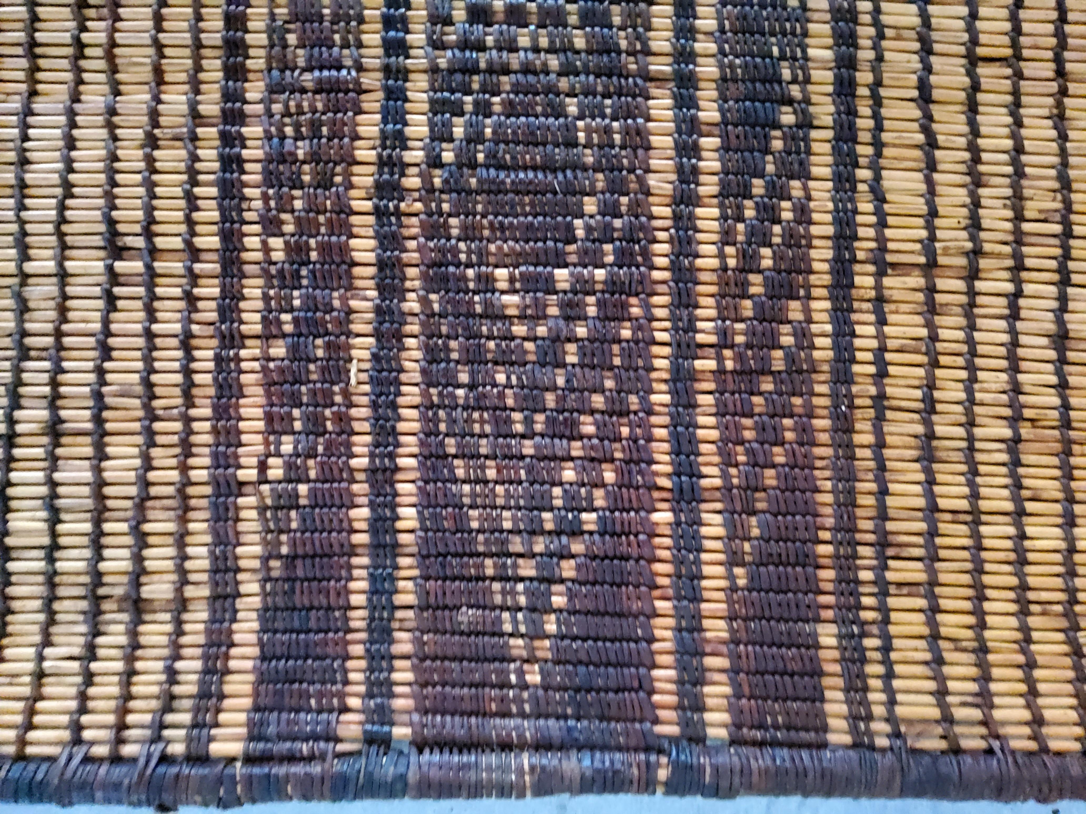Handmade Tuareg Mat in Sahara Mauritanian Vintage Carpet in Wood and Leather For Sale 3