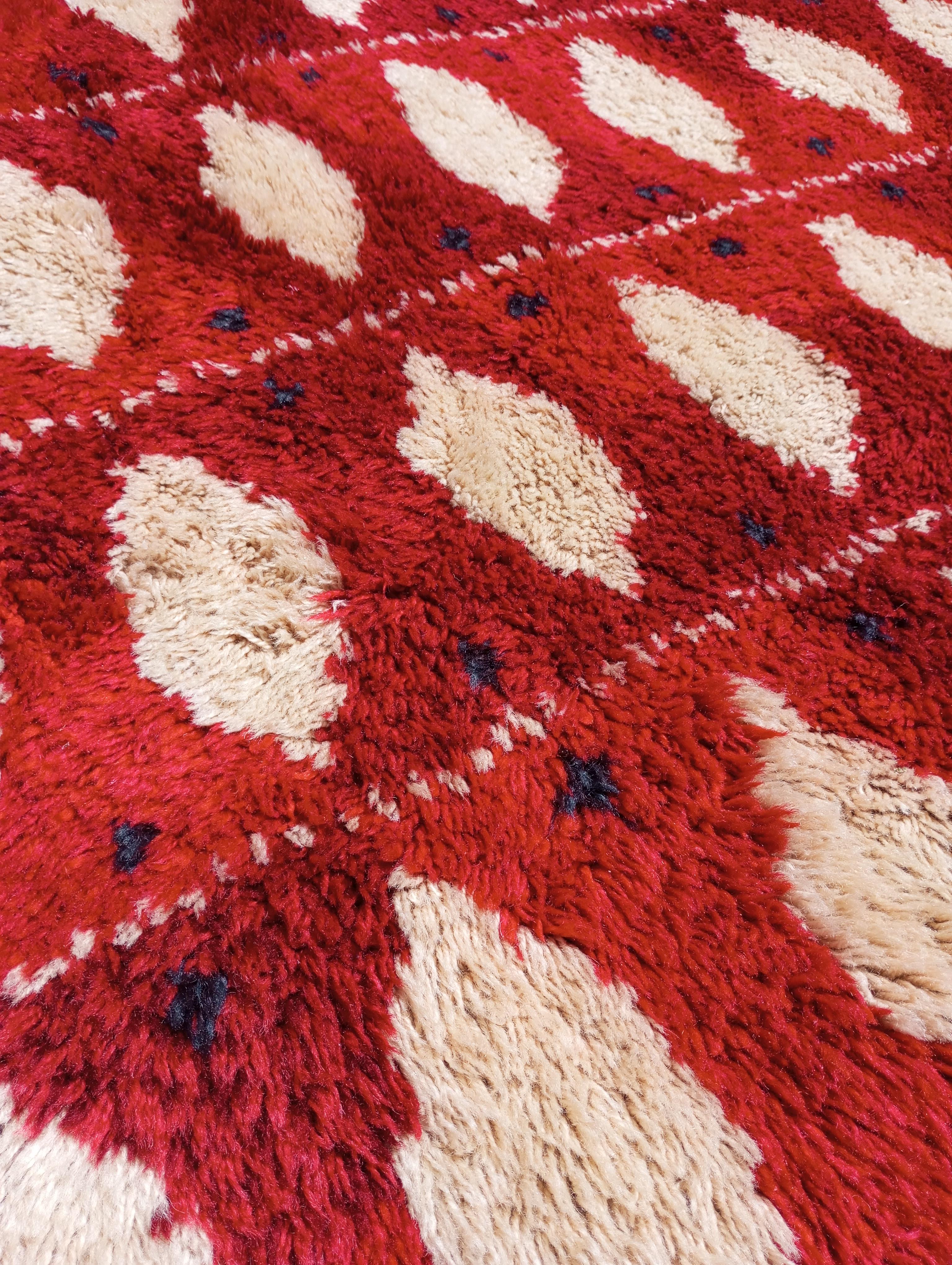 Swedish hand-knotted wool rug 1960s For Sale 1
