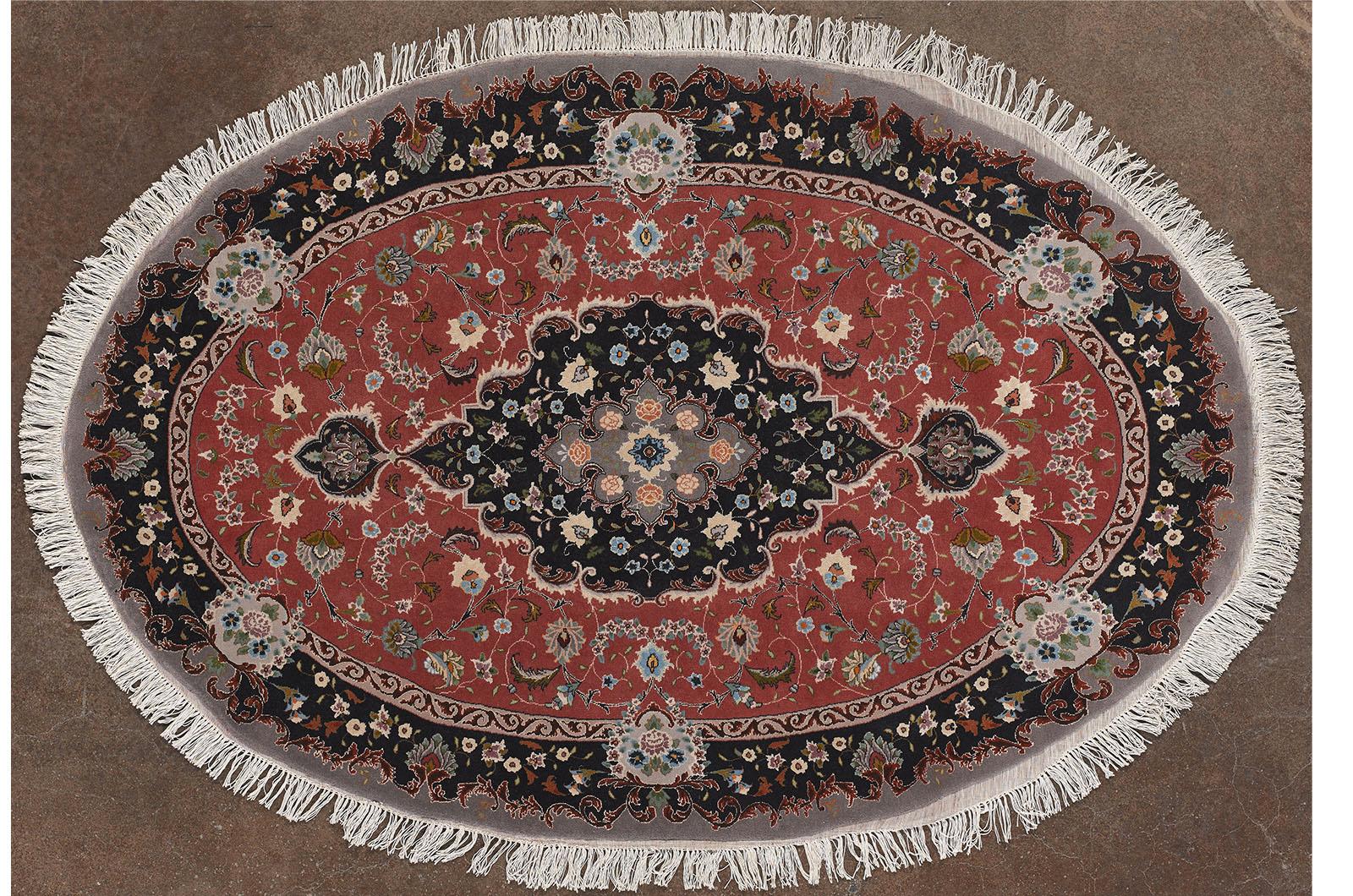 Le tapis de Tabriz est l'un des types de tapis persans les plus prestigieux. Il est originaire de la ville du même nom, située dans le nord-ouest de l'Iran. L'usine de Tabriz est connue pour sa sophistication et sa complexité technique, et