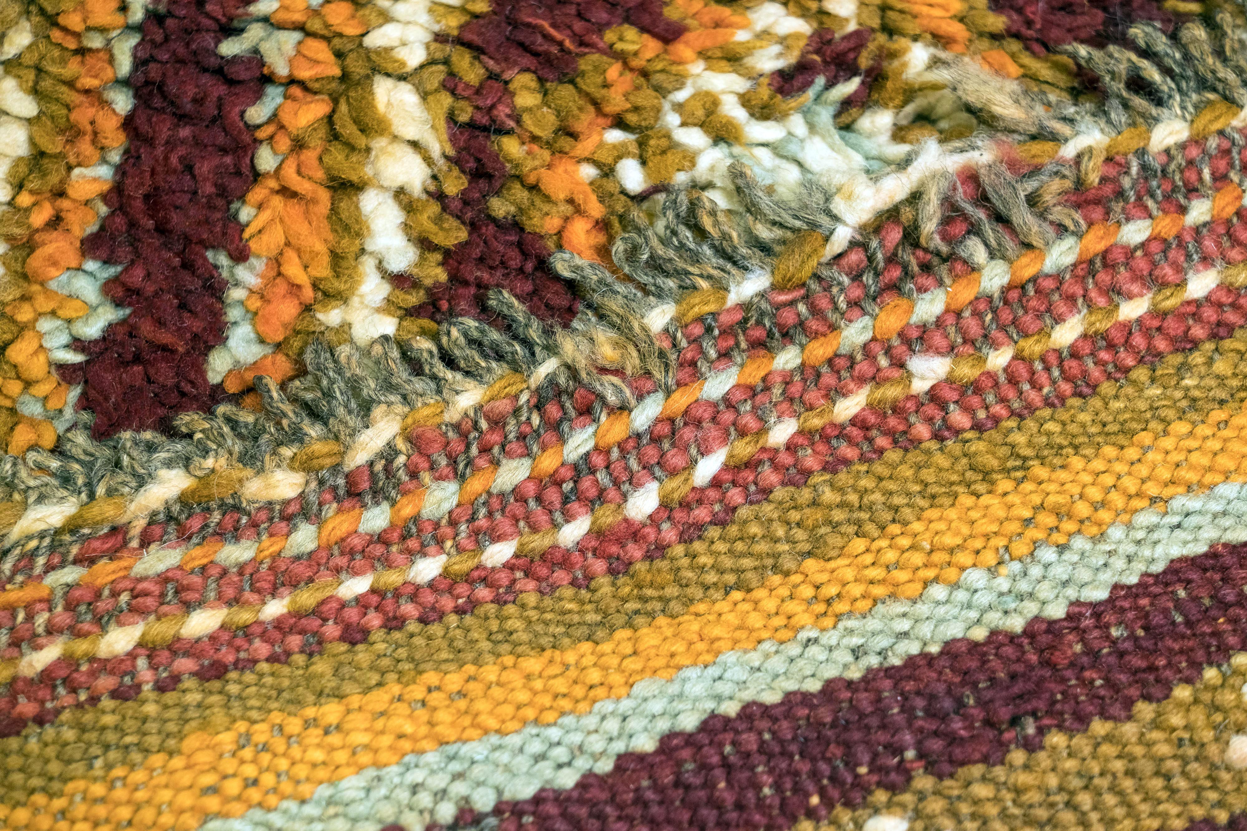Moroccan TAPPETO Talsent di Qualità Berbera, colorato, fatto a mano, in lana, in stock For Sale