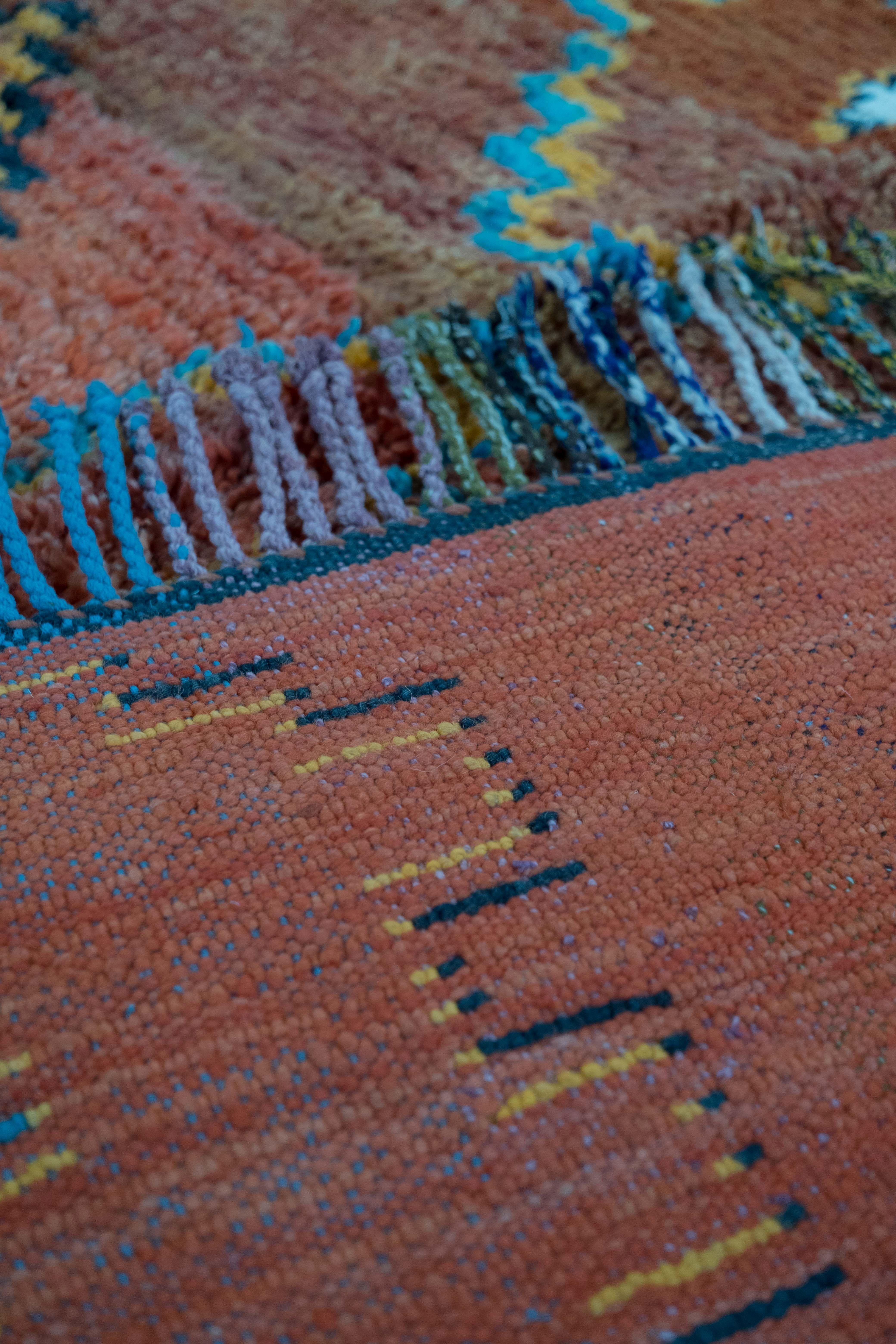 Berber Qualität Talsent Teppich, bunt, handgefertigt, Wolle, auf Lager (Stammeskunst) im Angebot