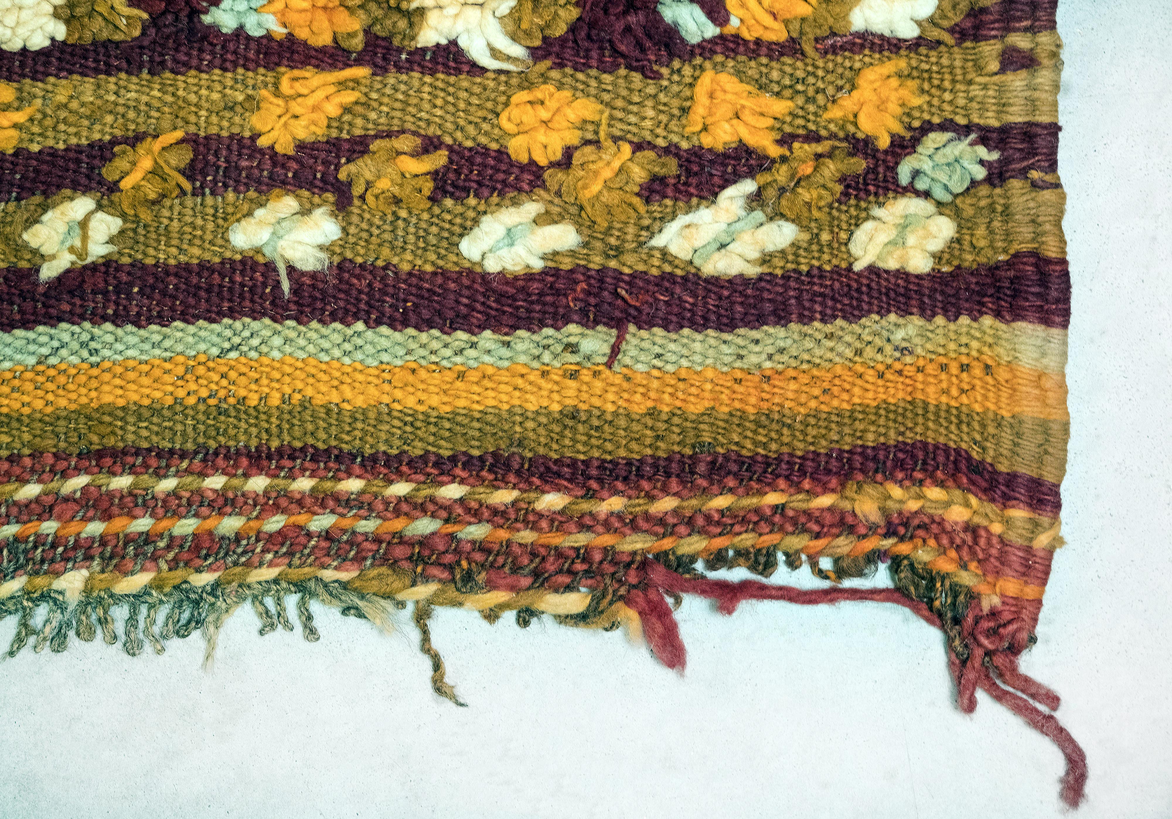20th Century TAPPETO Talsent di Qualità Berbera, colorato, fatto a mano, in lana, in stock For Sale