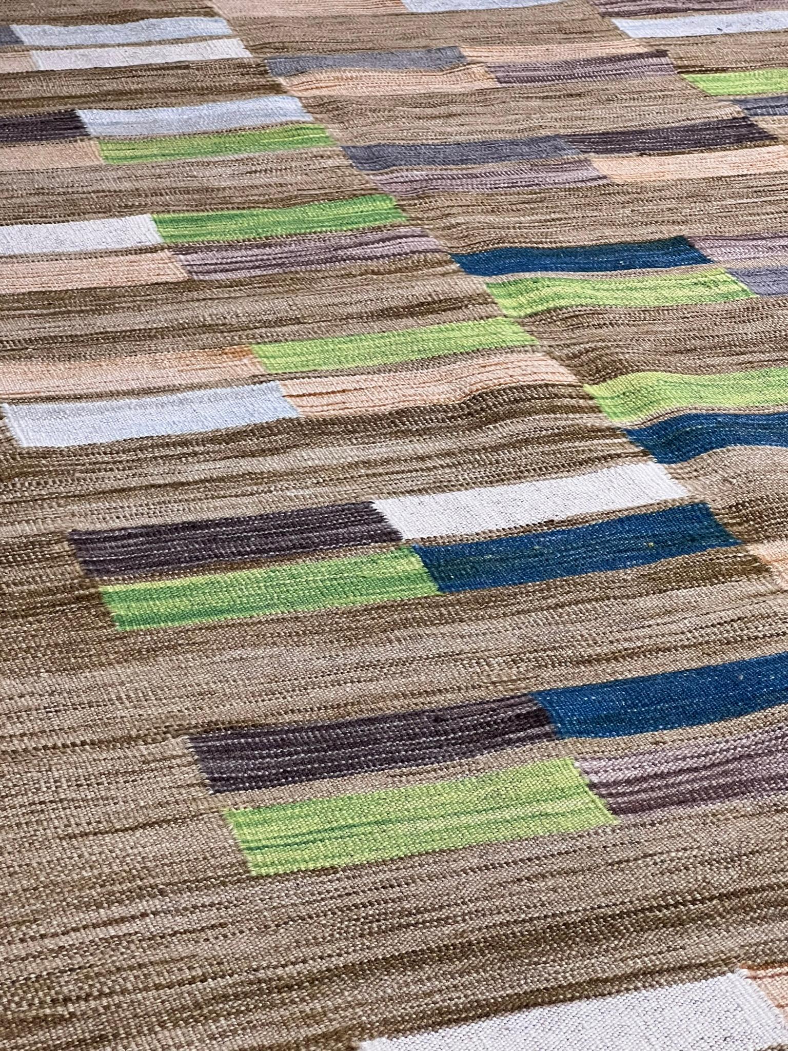 Woven flatweave rug in 1970s style vibrant colors begie blue green In New Condition For Sale In Firenze, IT