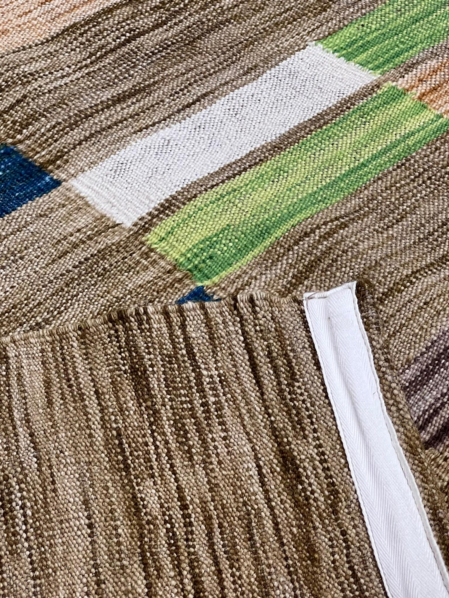 Periodo contemporaneo Tappeto tessuto a trama piatta in stile anni '70 colori vivaci begie blu verde in vendita
