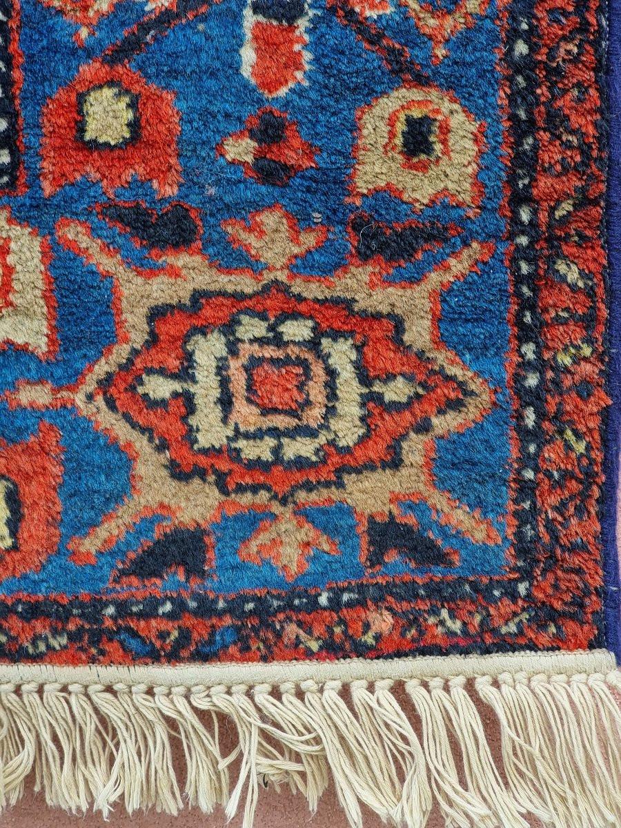 Splendido tappeto persiano di manifattura tribale attribuibile alla popolazione Bakhtiari, attiva nell’area montuosa dell’Iran sud-occidentale. Il tappeto presenta un campo centrale con medaglione geometrico su fondo blu scuro, incorniciato da