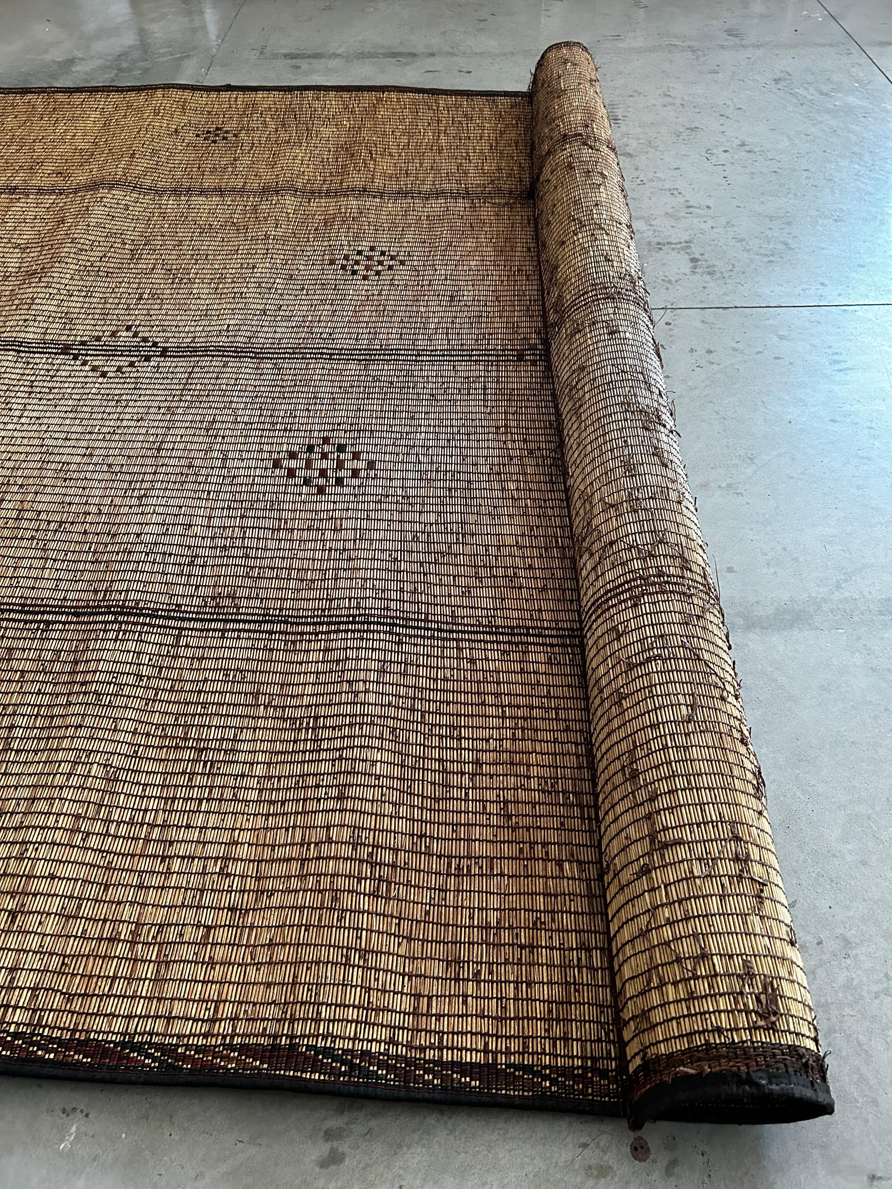 Tapis Touareg Made in Sahara Mauritanien Vintage en bois et cuir Bon état - En vente à Loria, IT
