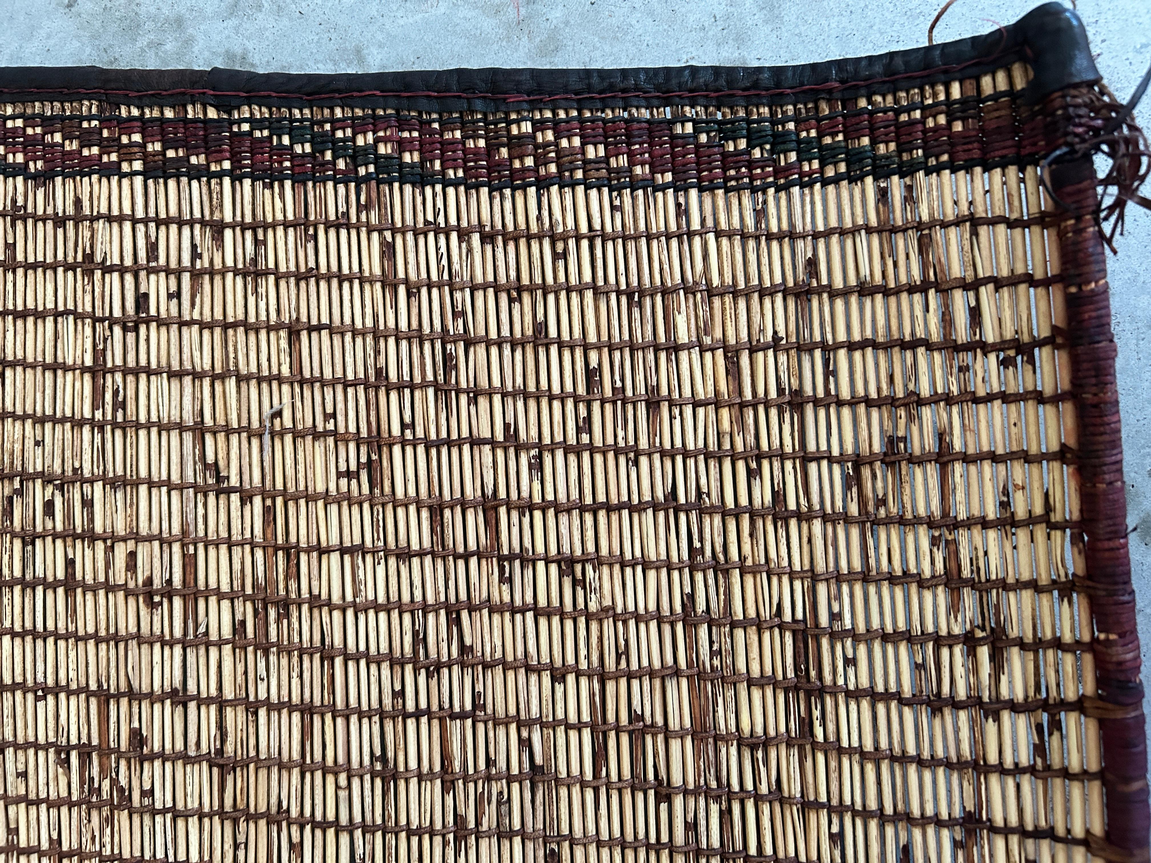 Tapis Touareg Made in Sahara Mauritanien Vintage en bois et cuir en vente 2