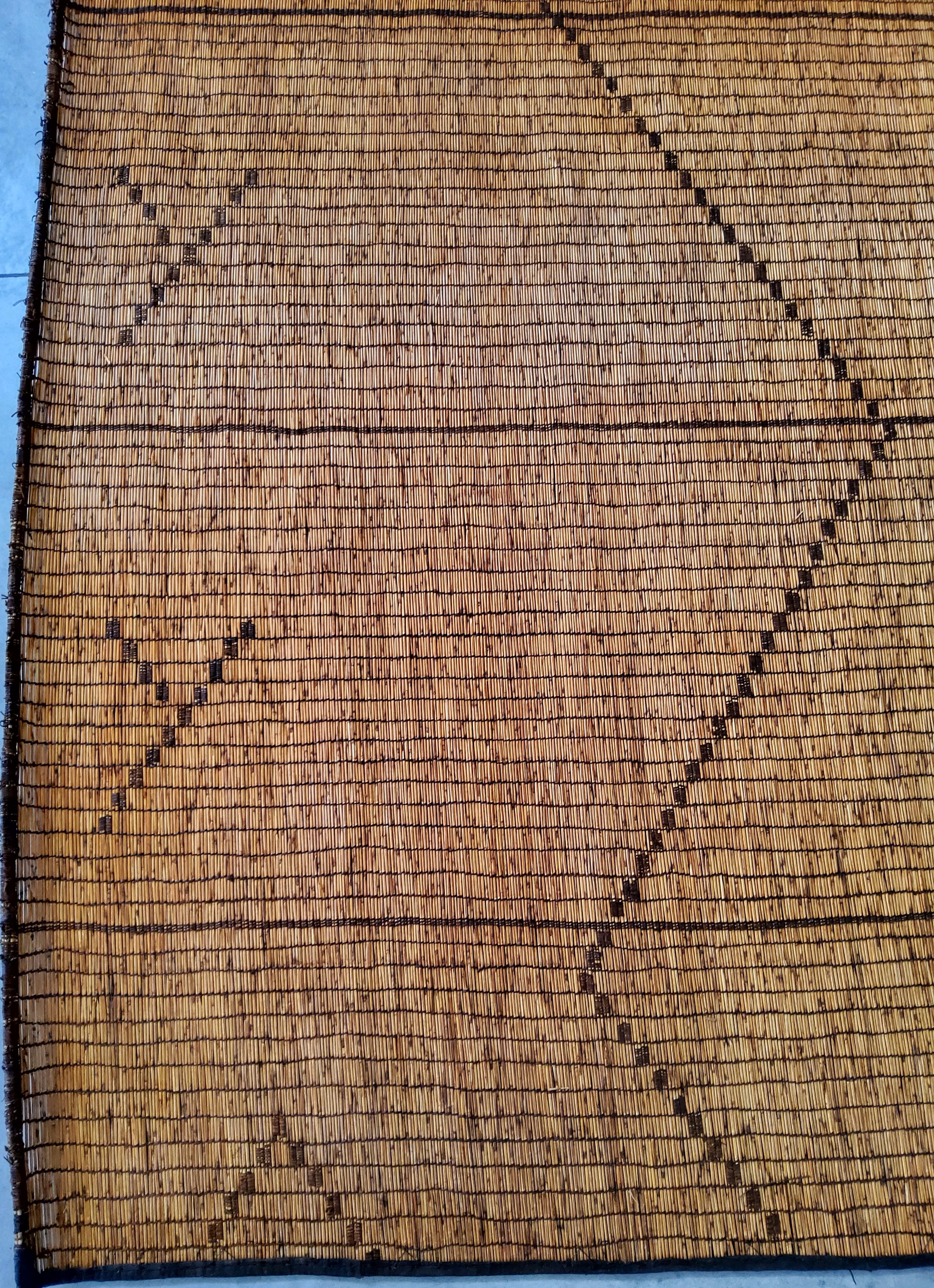 Estera Tuareg Vintage del Sáhara Mauritano en madera natural y cuero Mauritanian en venta