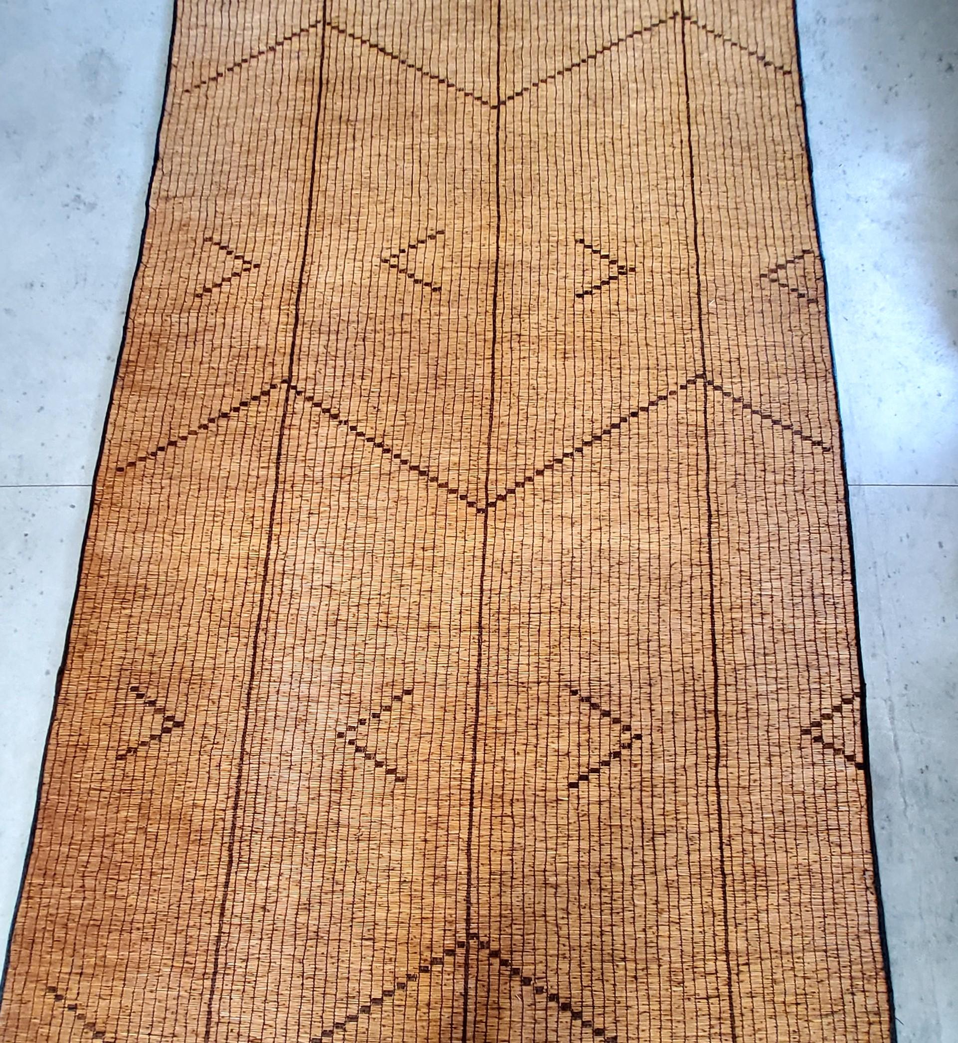 Estera Tuareg Vintage del Sáhara Mauritano en madera natural y cuero en Bueno estado para la venta en Loria, IT