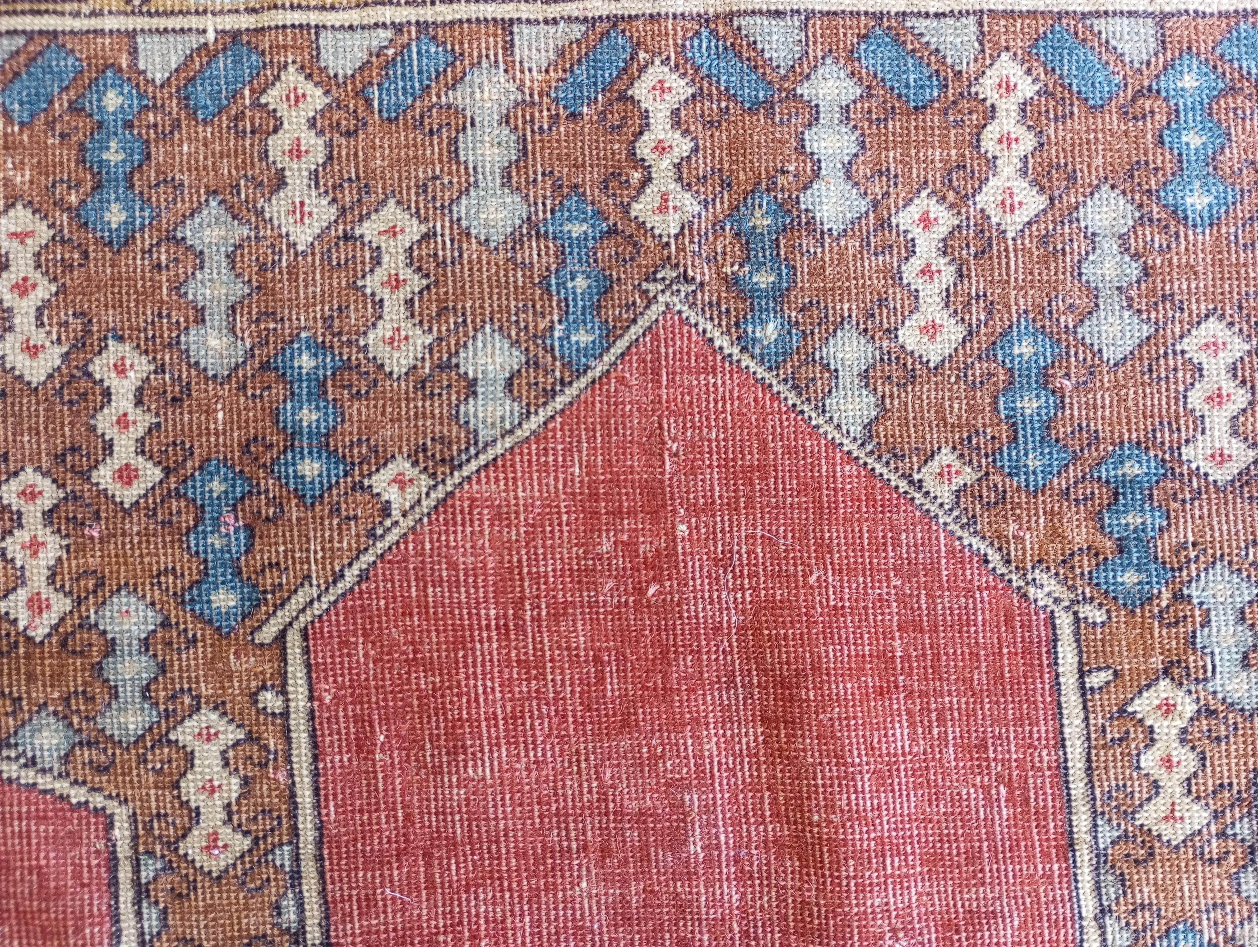 LADIK Alfombra de oración turca con tres nichos fondo rojo en venta 3