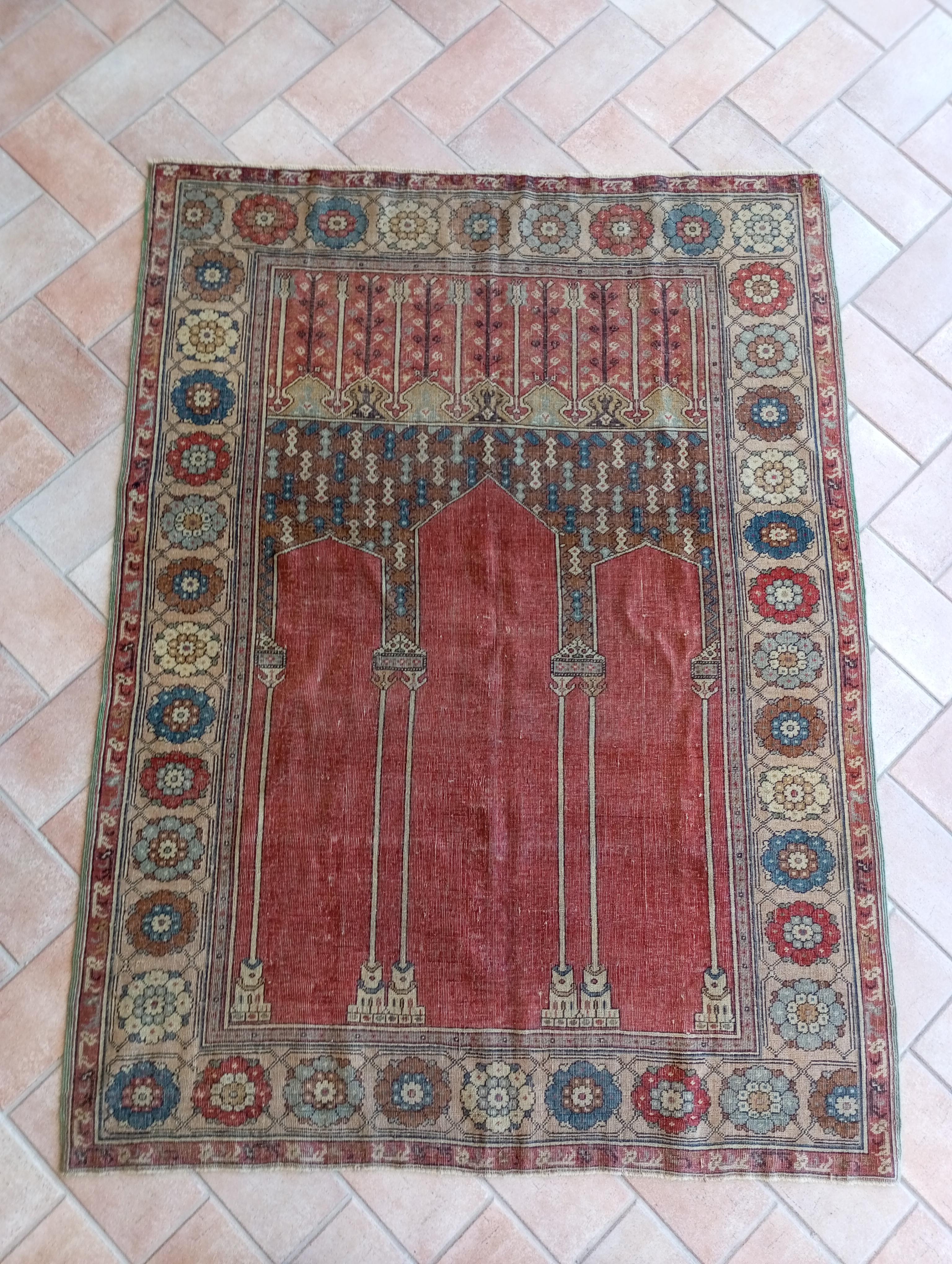 LADIK Alfombra de oración turca con tres nichos fondo rojo en venta 4