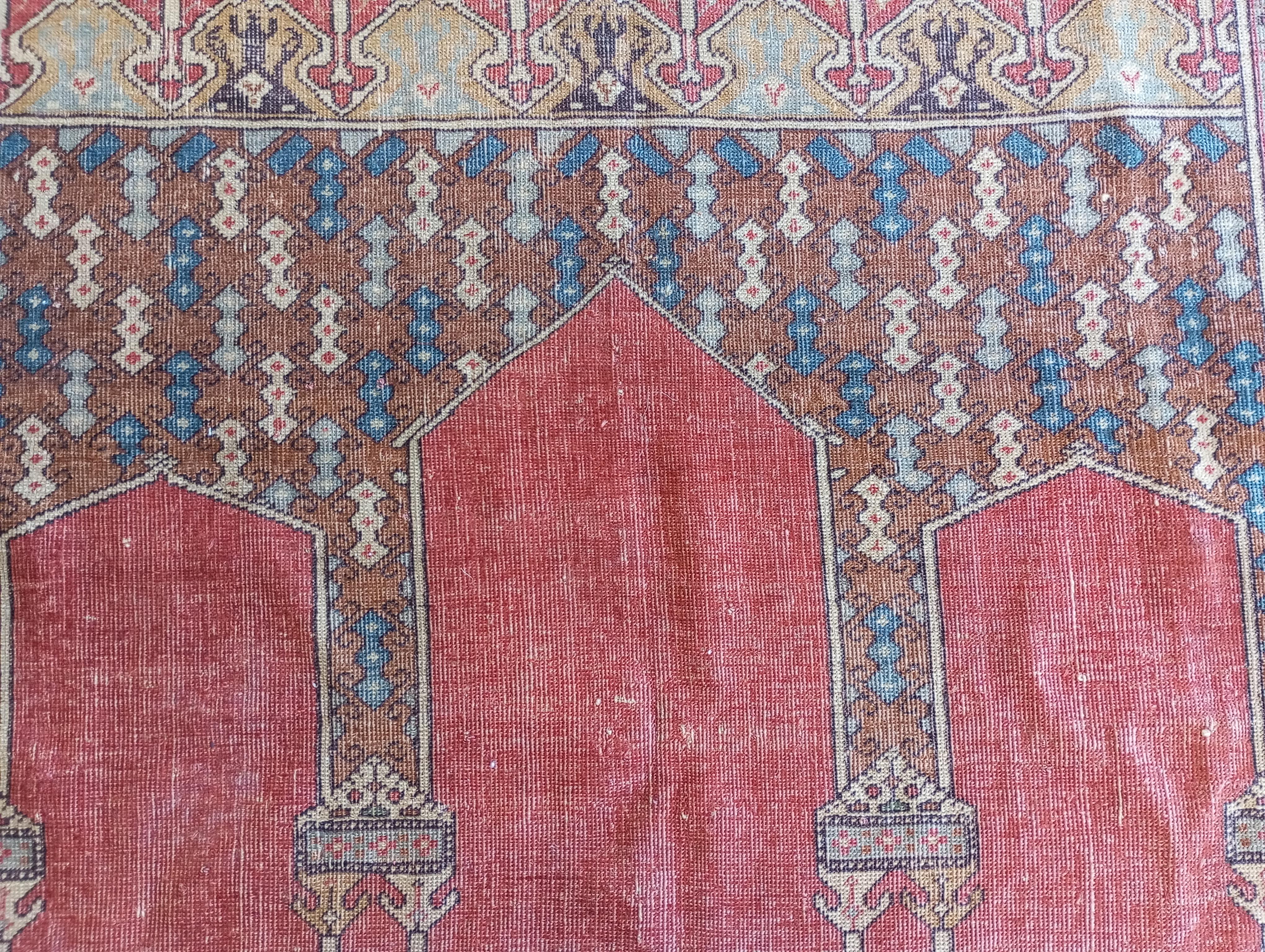 LADIK Alfombra de oración turca con tres nichos fondo rojo en venta 5
