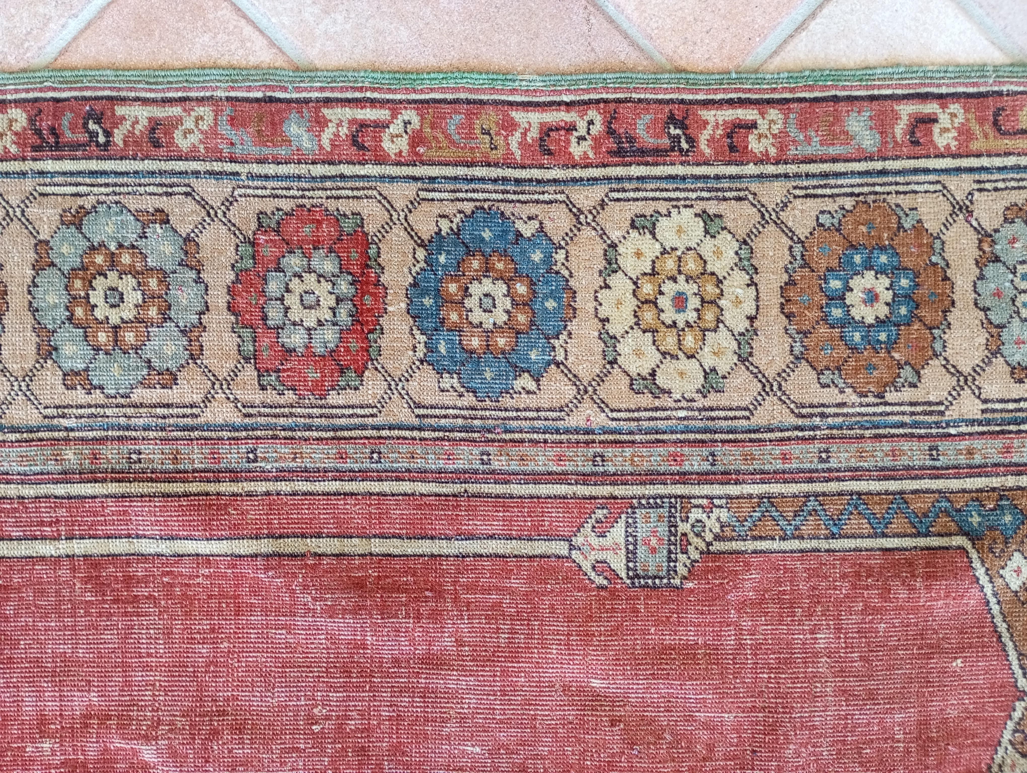 LADIK Alfombra de oración turca con tres nichos fondo rojo en venta 6