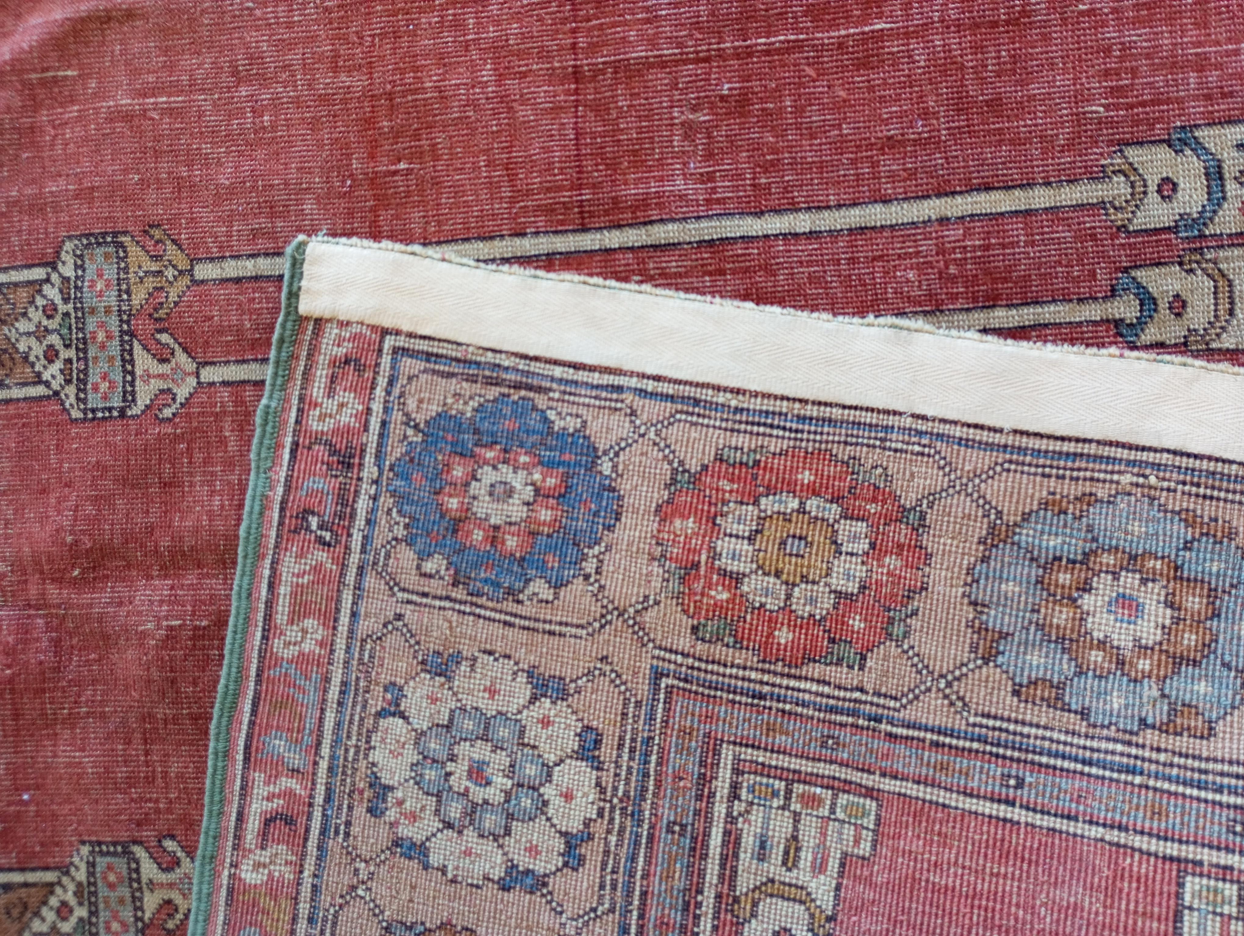 LADIK Alfombra de oración turca con tres nichos fondo rojo en venta 7