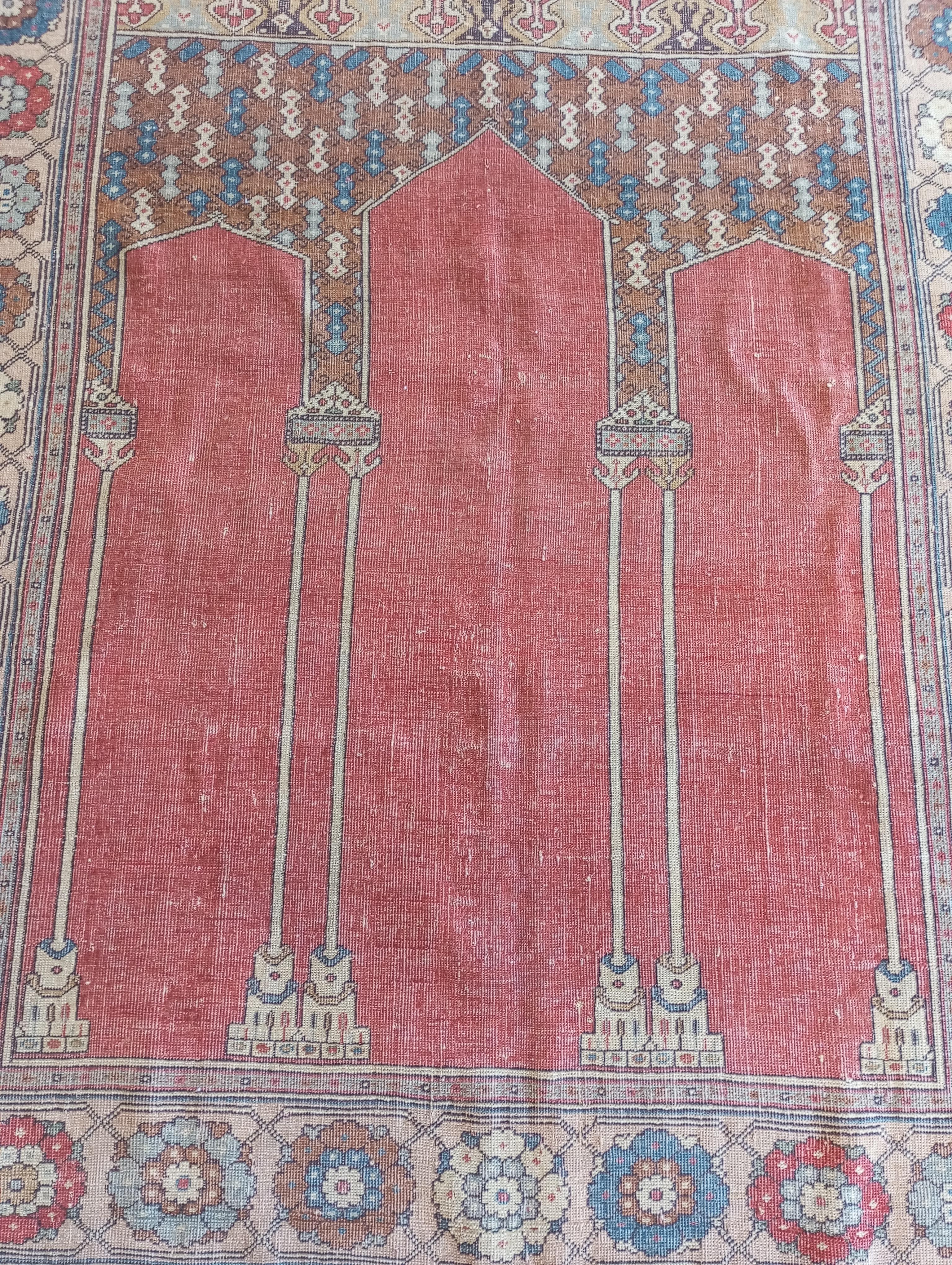 Esta alfombra turca, originaria de Ladik, ciudad de Anatolia situada a pocos kilómetros de Konia, es un magnífico ejemplo del arte textil de la región, famosa por sus alfombras de 
