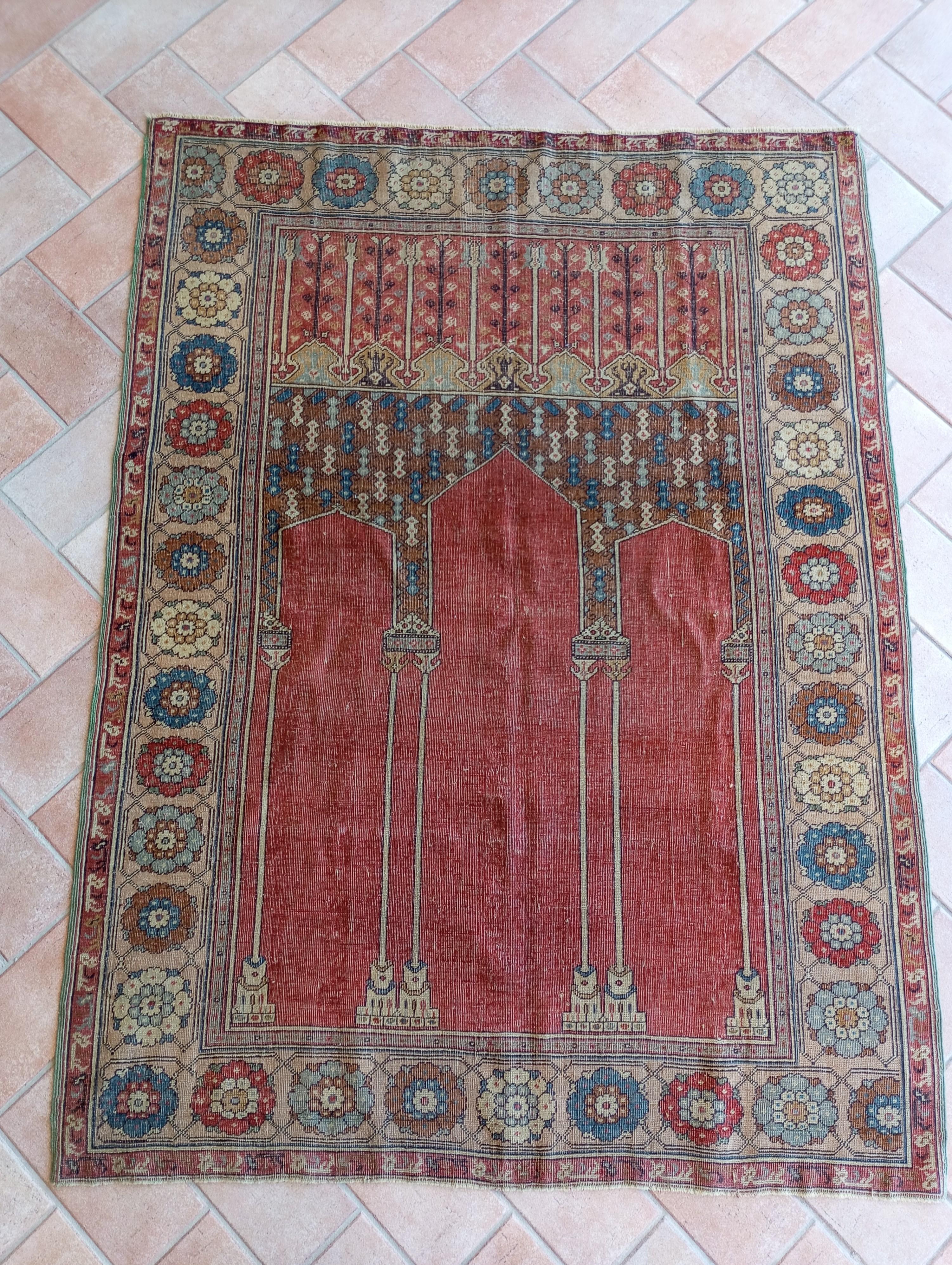 LADIK Alfombra de oración turca con tres nichos fondo rojo Lana en venta