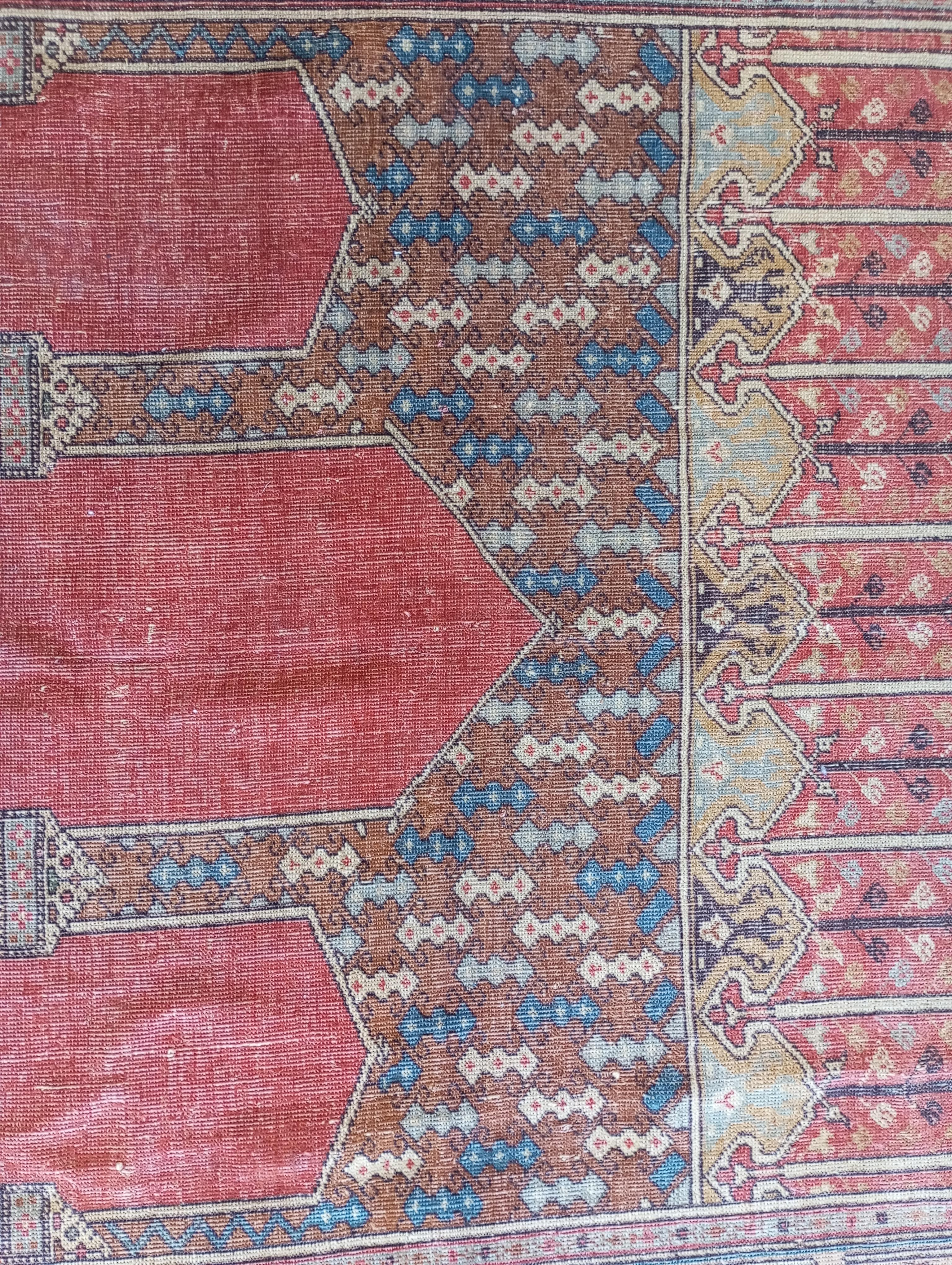 LADIK Alfombra de oración turca con tres nichos fondo rojo en venta 1