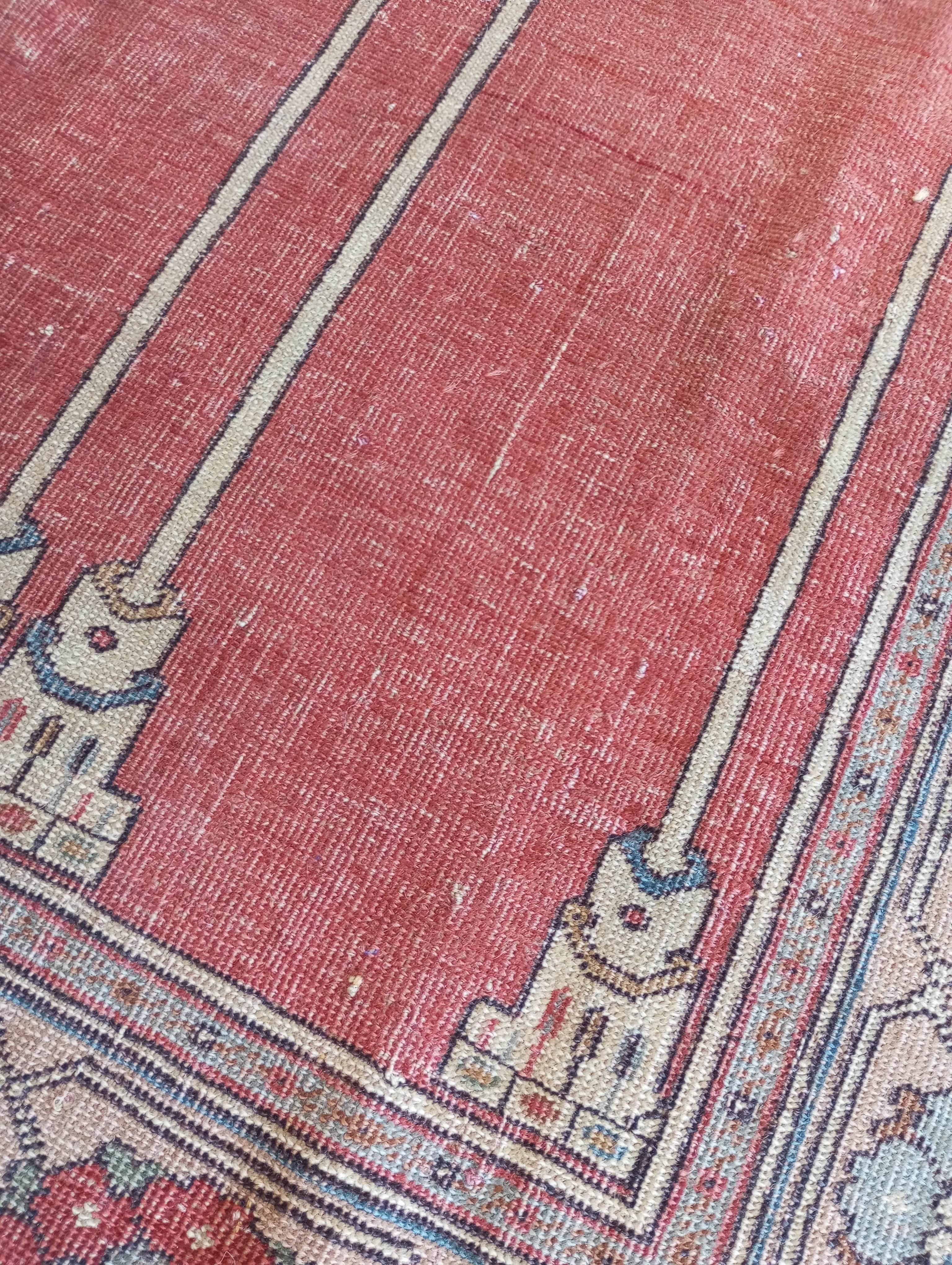 LADIK Alfombra de oración turca con tres nichos fondo rojo en venta 2