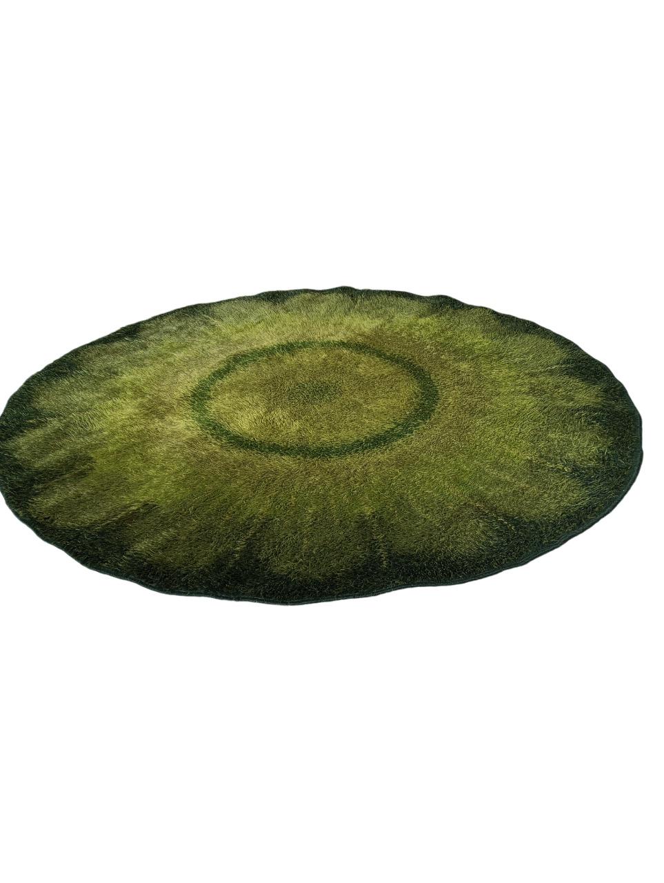 Esta alfombra, producida por Desso en la década de 1970, es de fabricación danesa. Una pieza de diseño distintiva y refinada. Su forma redonda la hace especialmente elegante y versátil, adaptándose bien a distintos entornos. Fabricada en 100% pura
