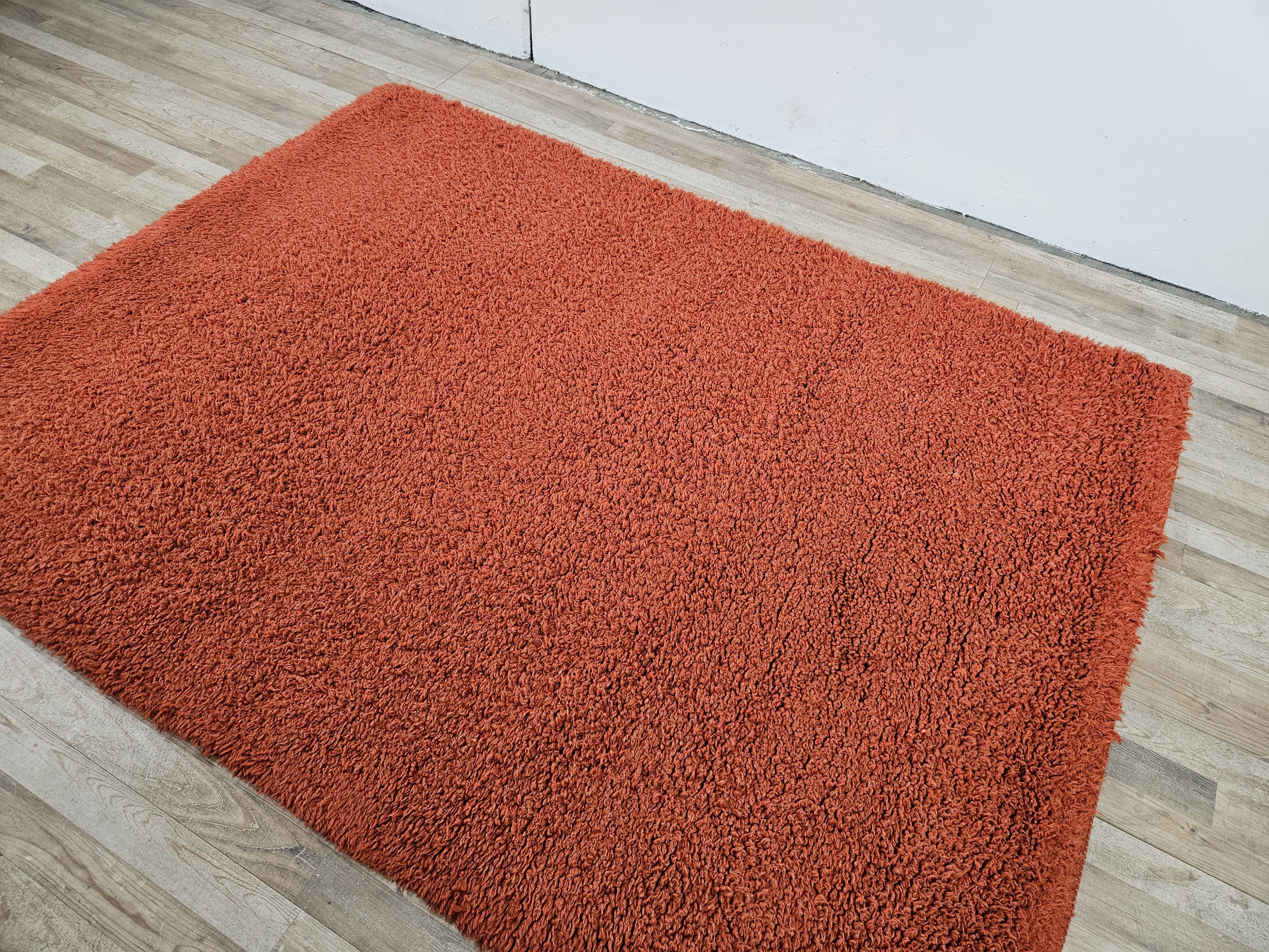 Wollteppich aus den 1970er Jahren, 143x190.

Der Teppich wurde gerade professionell gereinigt.