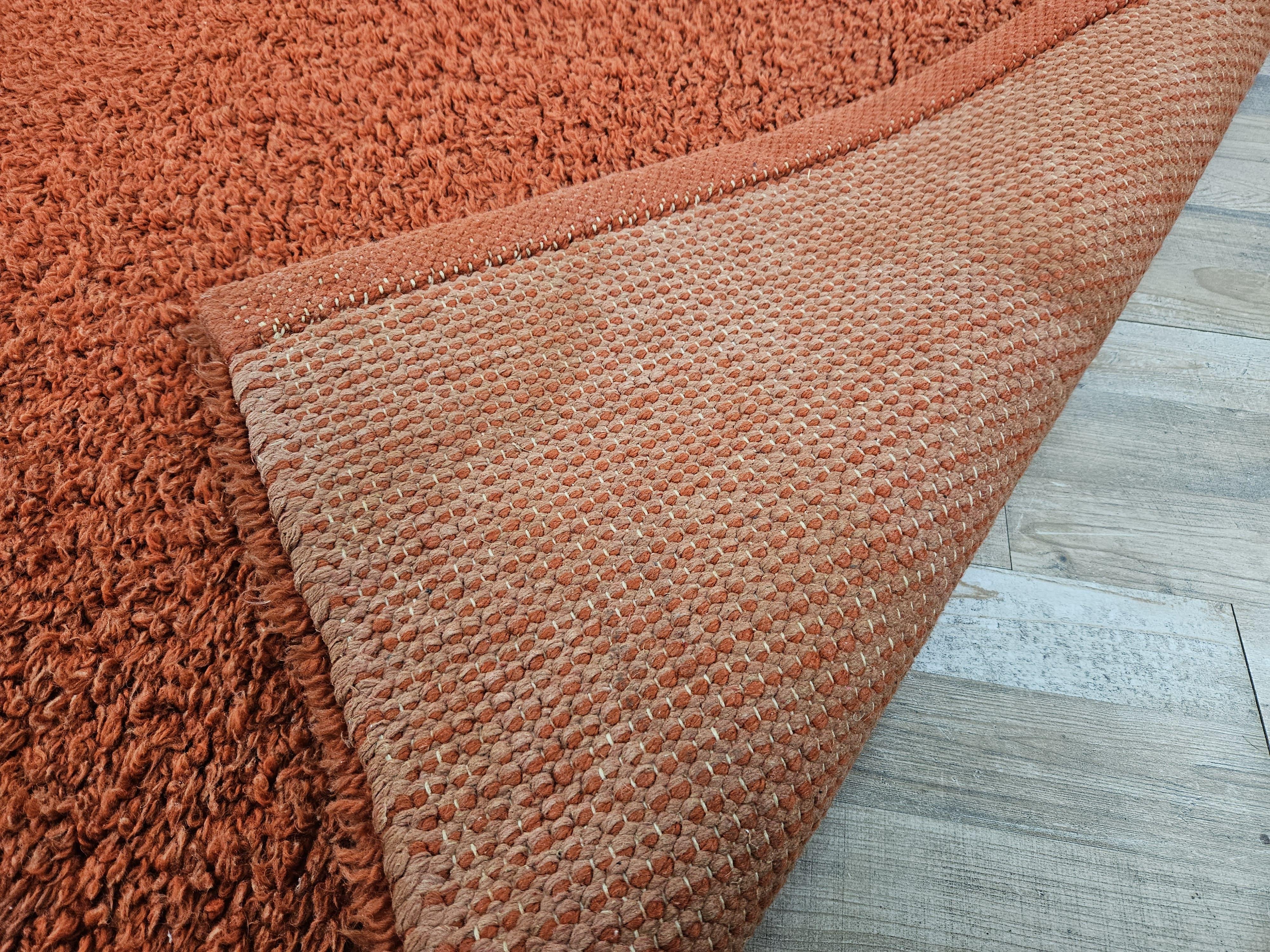 Italienischer roter Wollteppich aus den 1970er Jahren im Angebot 1