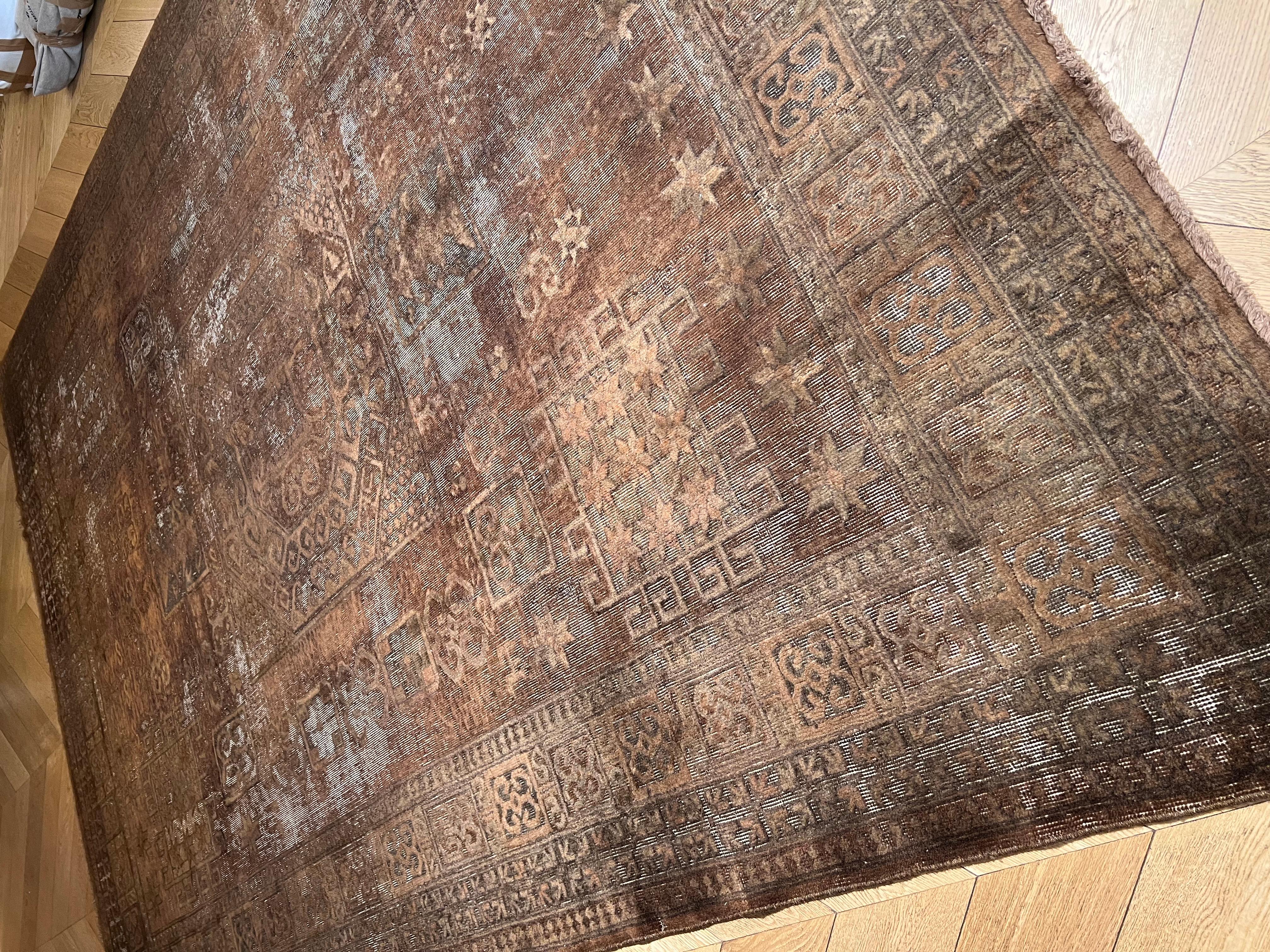 Vintage carpet with brown tones from tobacco to chocolate For Sale 1