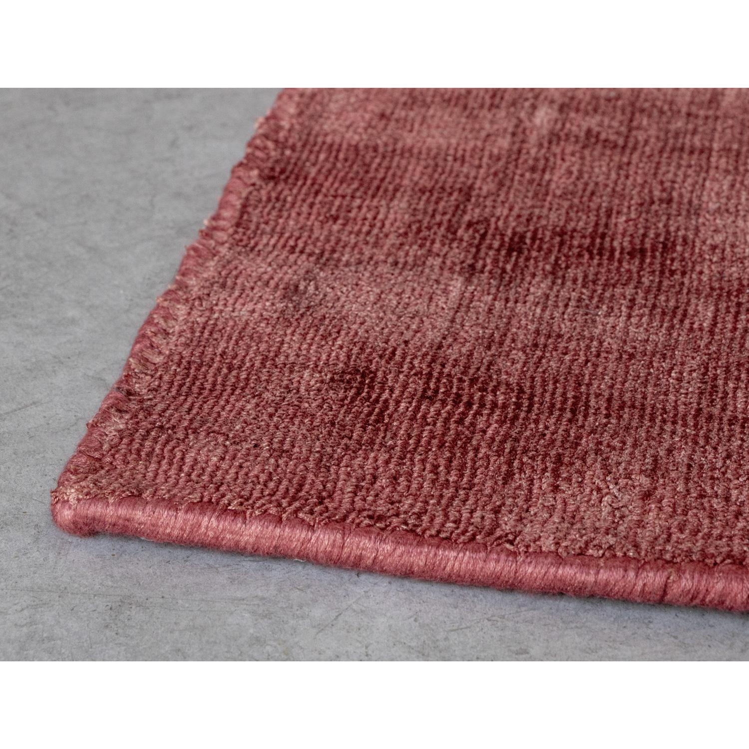 Tappeto viscosa sostenibile rosso rubino magenta by Deanna Comellini 300x400 cm In New Condition For Sale In Bologna, IT
