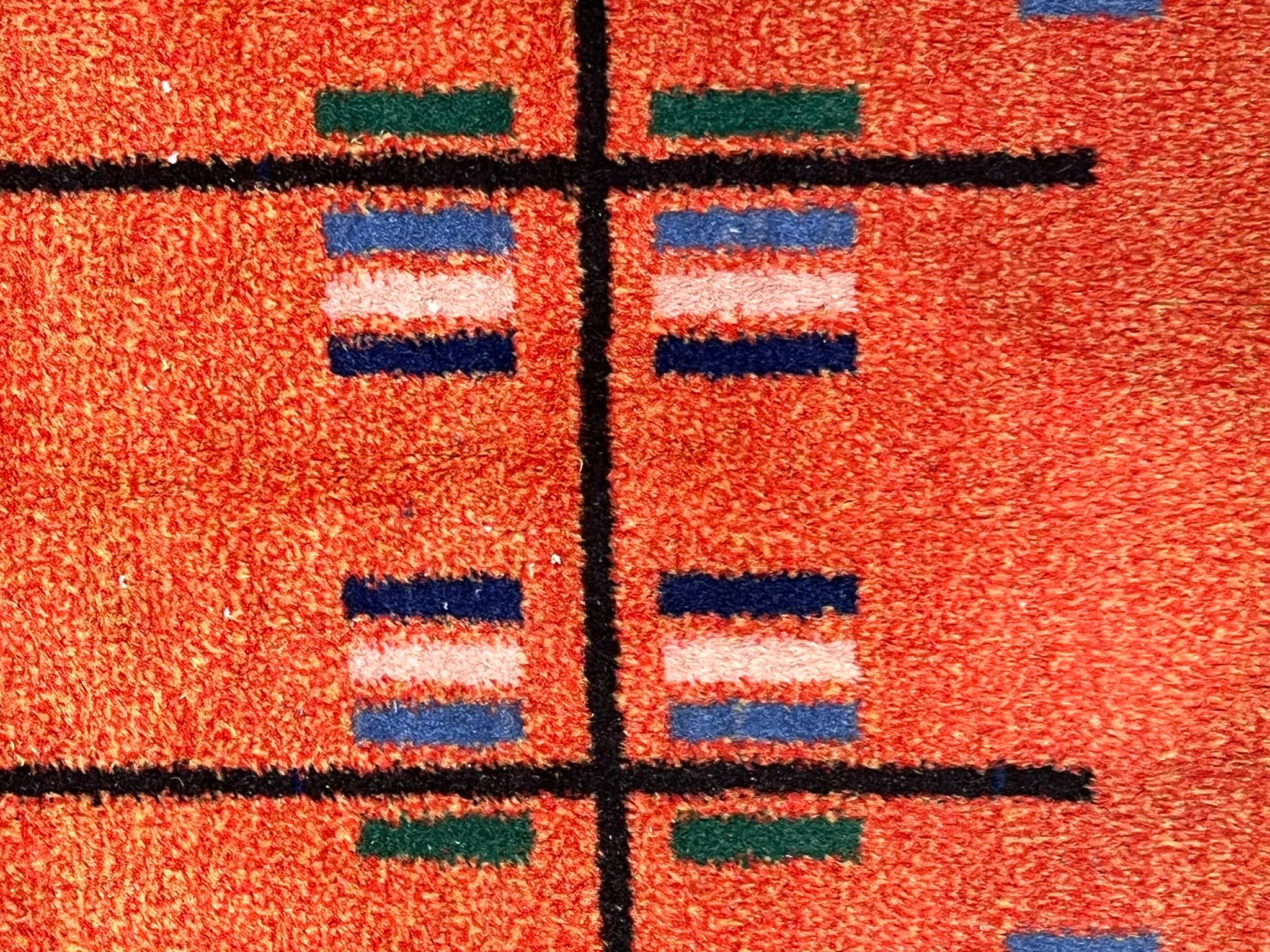 
Bien que Müren soit surtout connu pour sa musique, ses costumes extravagants et son maquillage pour femmes, très peu de gens savent qu'il était également un designer textile de talent et que les tapis réalisés à partir de ses dessins dans les