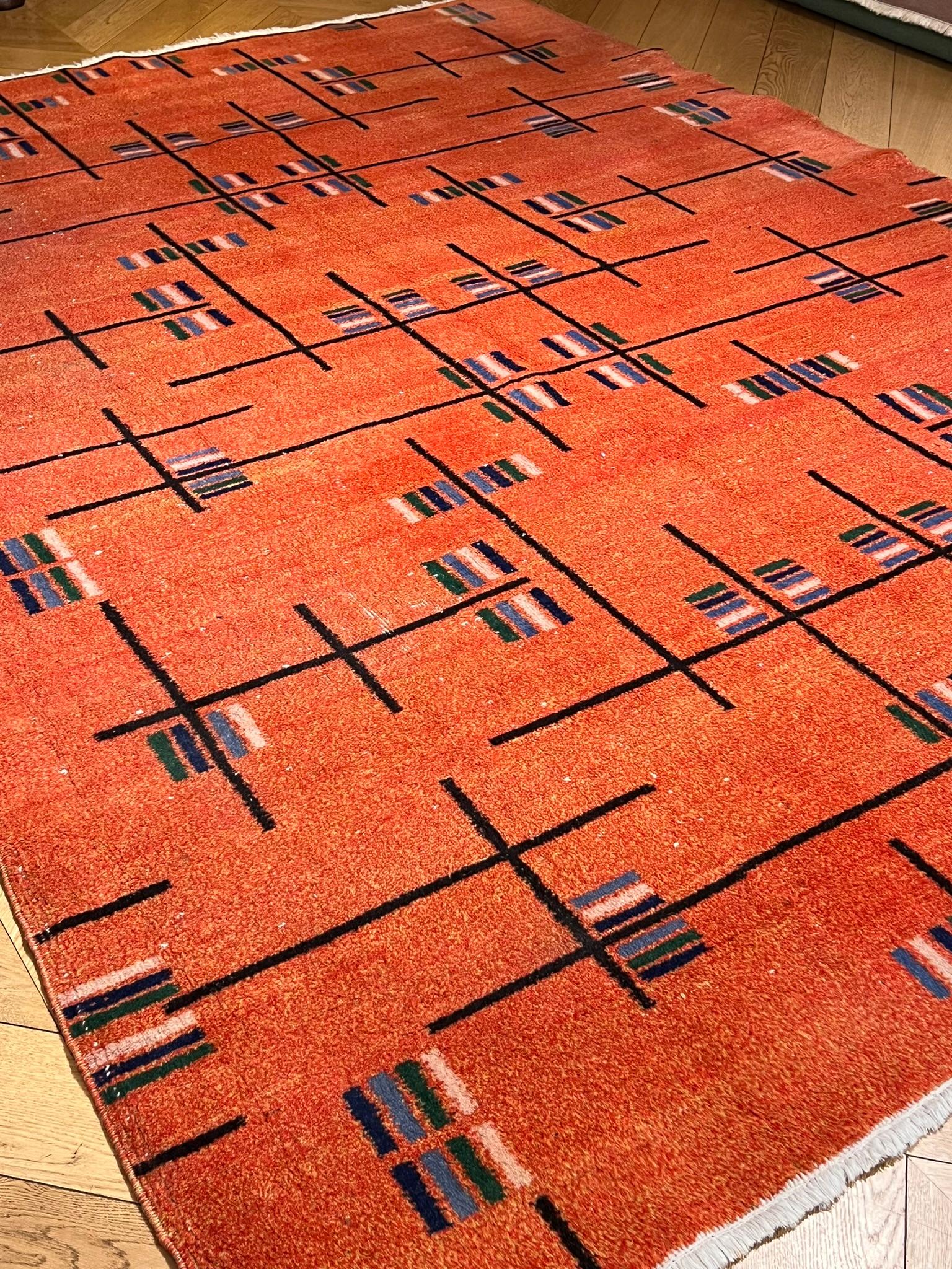 Zeki Muren Tapis de couleur des années 1970 avec motifs décoratifs abstraits futuristes Bon état - En vente à Firenze, IT
