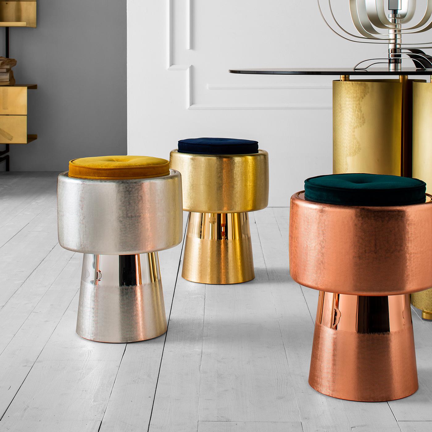Exuding a refined and sophisticated allure, this stool features a cork shape (from which it takes its name) made of a shiny, brushed copper, and a soft navy blue velvet seat. This original and plush design can also be used as a practical and