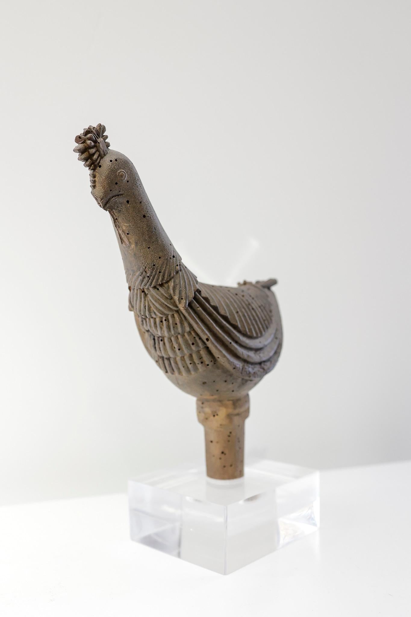 Tappo di botte in legno con tracce di policromia - Francia XVIII secolo. 
La figura rappresentata è un gallo scolpito in forme semplici con ali e piume stilizzate e incise. La cresta è dentellata.    

misure senza base: altezza 30 cm larghezza 9 cm