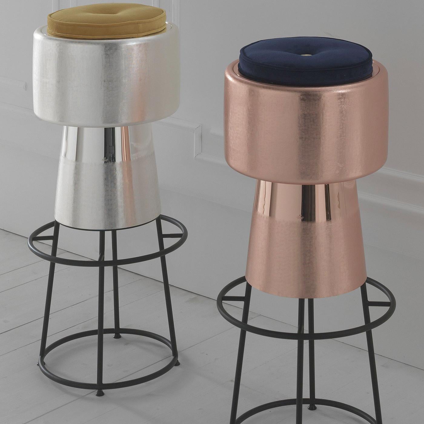 A sculptural work of art, this exquisite stool boasts a cork shape mounted on a metal open structure. Made of silver with a brushed finish, its striking design is completed with a soft and refined yellow velvet seat. Moreover, this original and