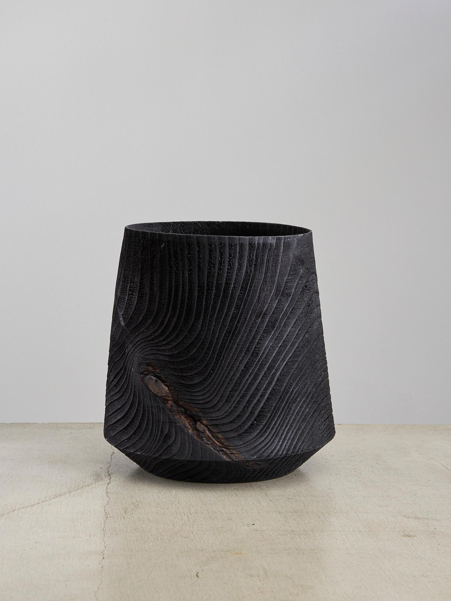 Vaso unico Tara 01 - Scultura contemporanea in Wood nero di Megarisiotis
Dimensioni: Ø 20 x H. 24 cm.
Materiali: Pino tornito, spazzolato e bruciato.

Il Kamandalu è considerato un simbolo di ascetismo e rinuncia, comunemente associato a divinità e