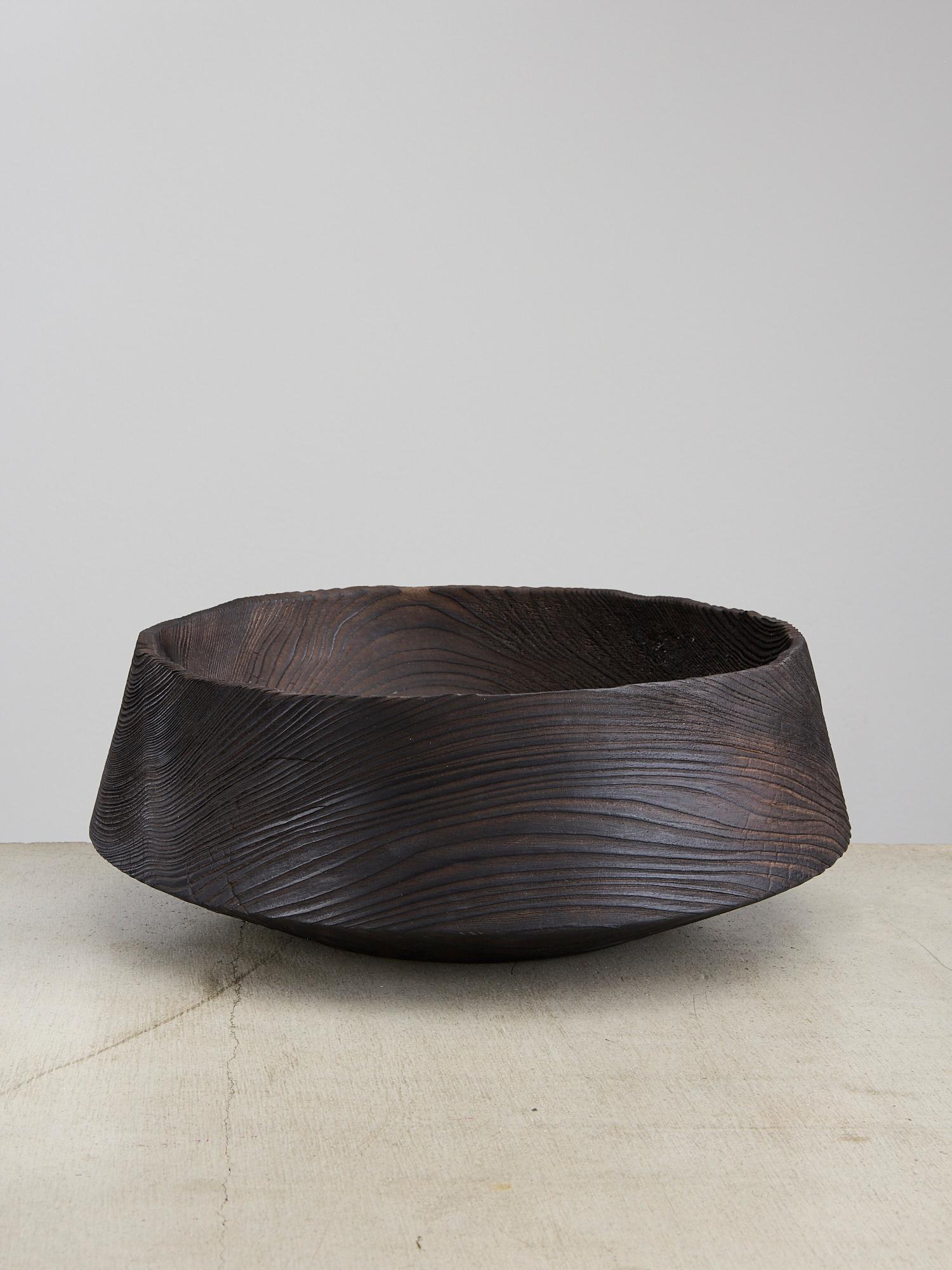 Vaso unico Tara 03 - Scultura contemporanea in Wood nero di Megarisiotis
Dimensioni: Ø 35 x H. 17 cm.
Materiali: Pino tornito, spazzolato e bruciato.

Tara è senza dubbio la divinità femminile più potente della tradizione buddista ed è la suprema