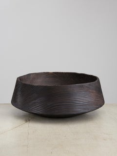 Recipiente único Tara 03 - Escultura contemporánea en madera negra de Megarisiotis