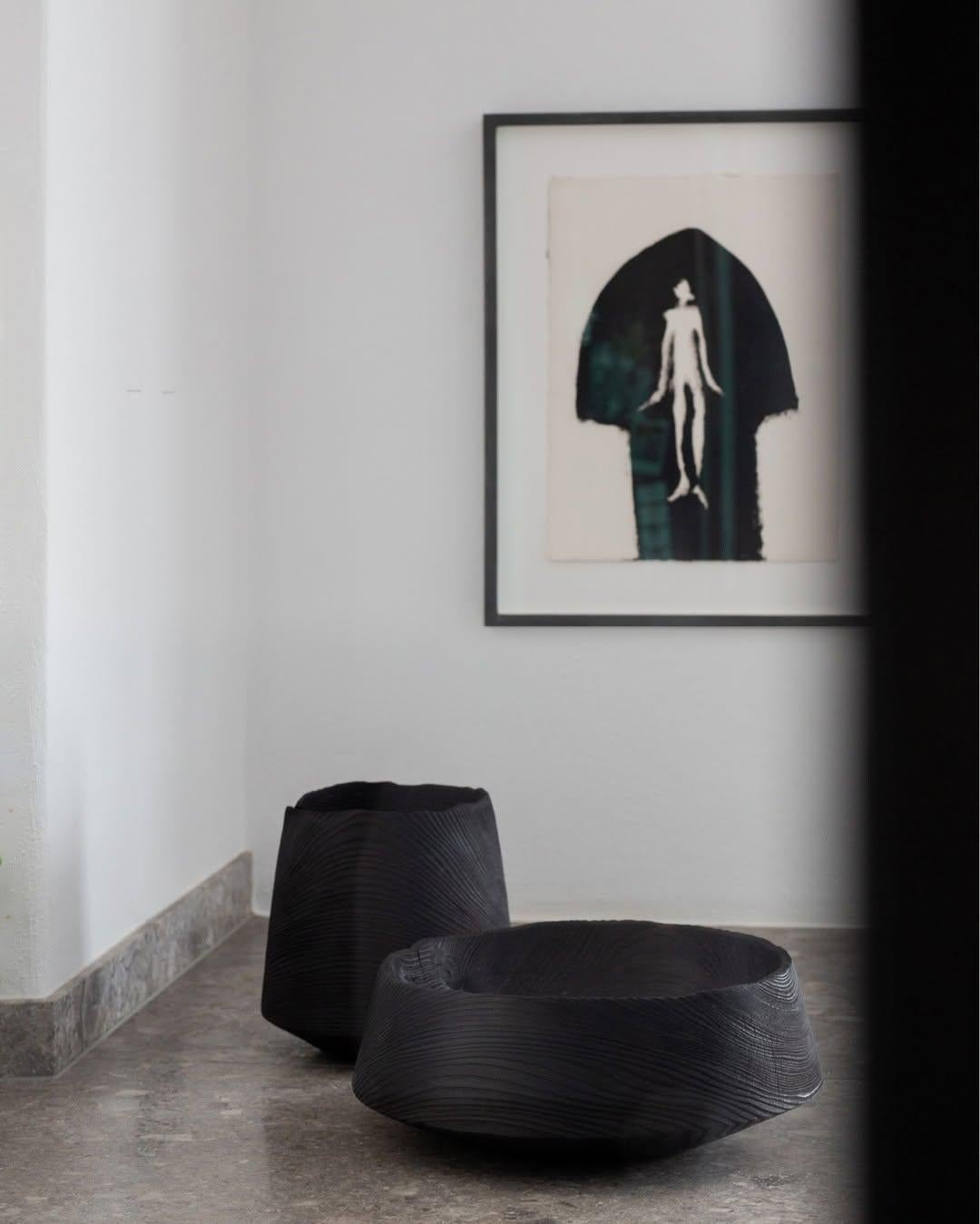 Spazzolato Vaso unico Tara 03 - Scultura contemporanea in Wood nero di Megarisiotis in vendita