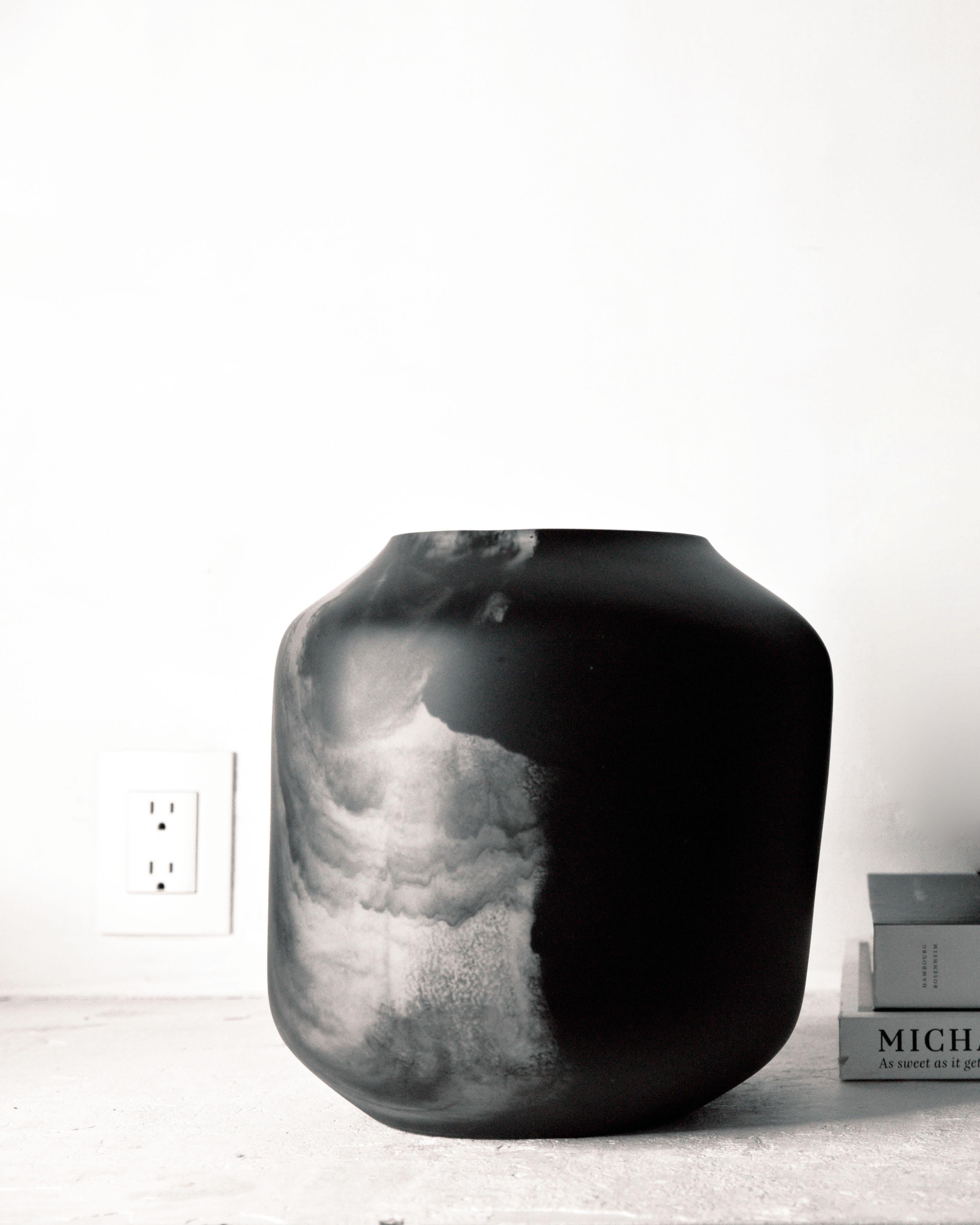 Tara Bajo, handgefertigte Vase aus schwarzem und transparentem Harz (Mexikanisch) im Angebot