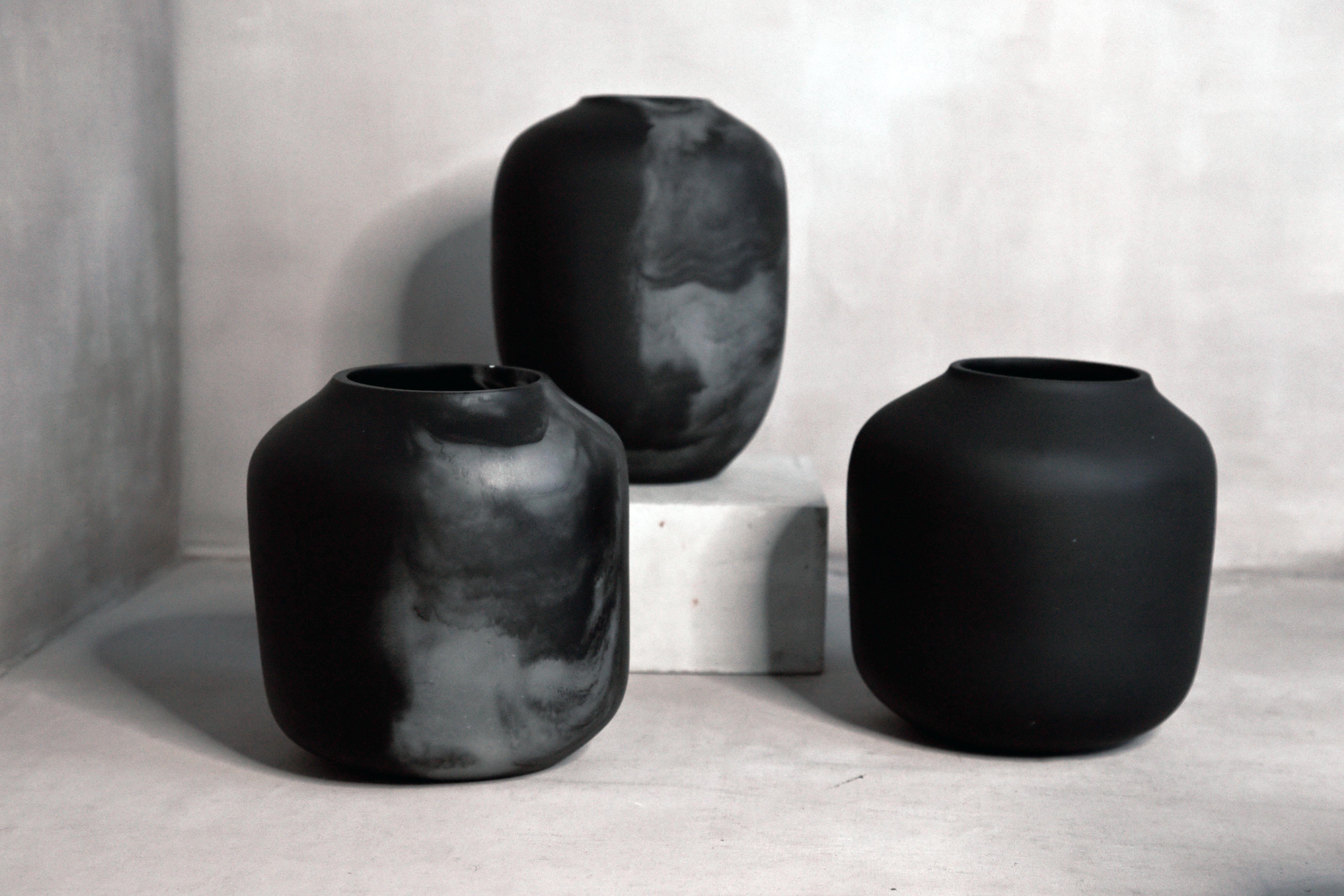 Tara Bajo, handgefertigte Vase aus schwarzem und transparentem Harz (21. Jahrhundert und zeitgenössisch) im Angebot