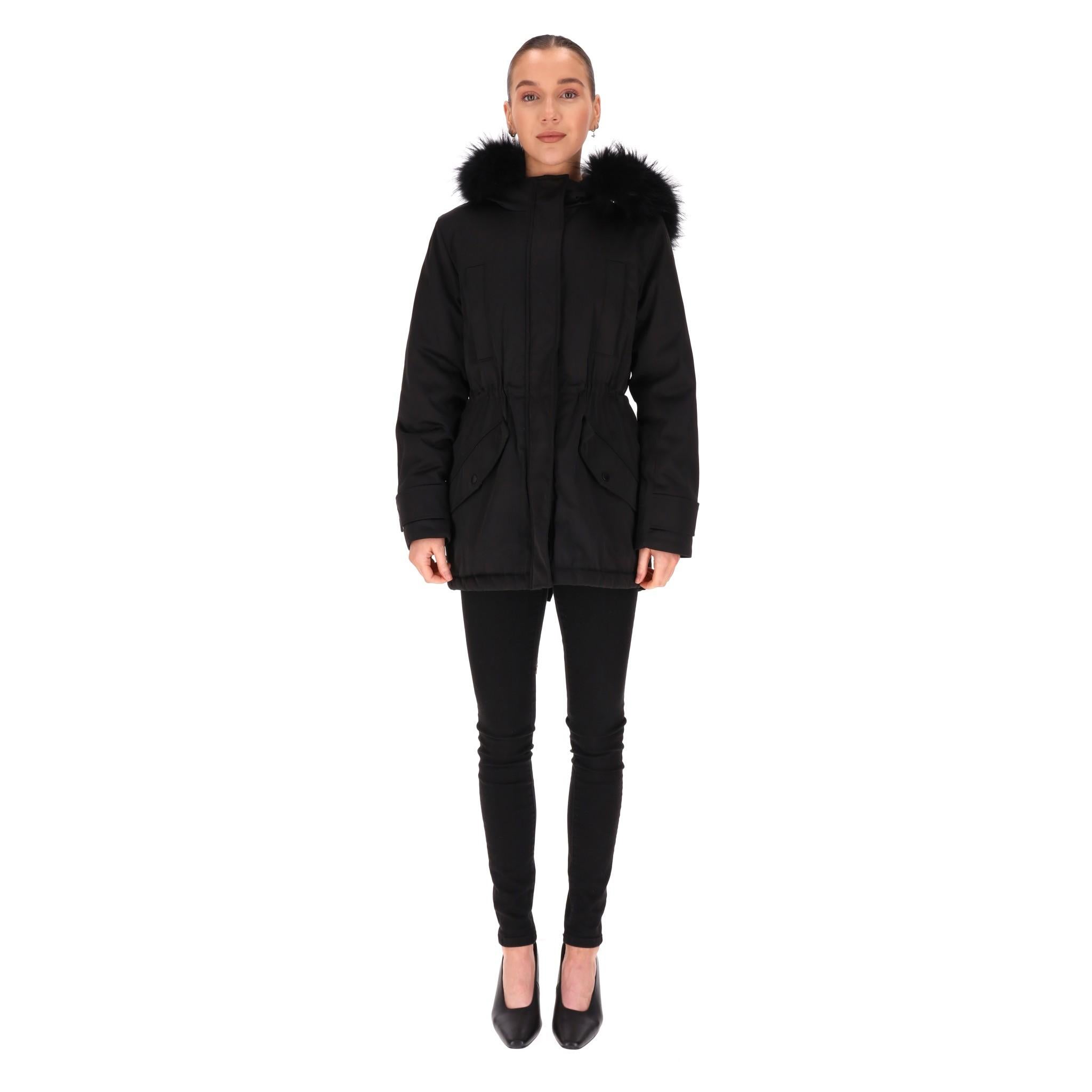 Chaqueta parka Tara Jarmon con capucha ribeteada de mapache

Chaqueta/abrigo parka negro diseñado con capucha ribeteada de piel de mapache tonal.

Con cintura ceñida, bolsillos con solapa delante y bolsillos abiertos en el pecho.

Dobladillo con