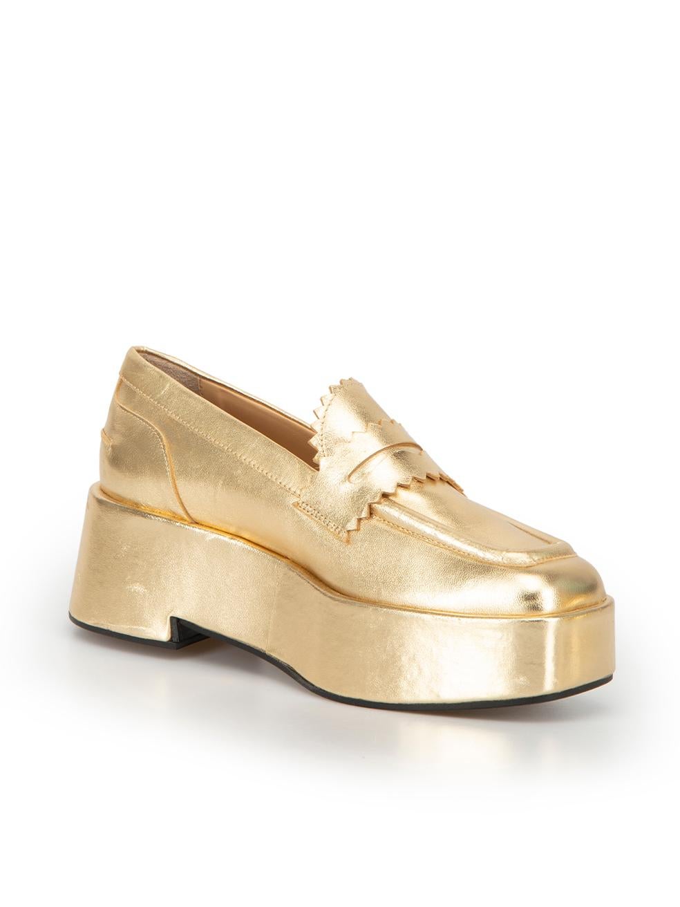 CONDITION is Very good. Minimal wear to loafers is evident. Minimal wear to the leather exterior which is scuffed and has scratches on this used Tara Jarmon designer resale item.



Details


Gold

Leather

Metallic

Platform

Square-toe

Slip