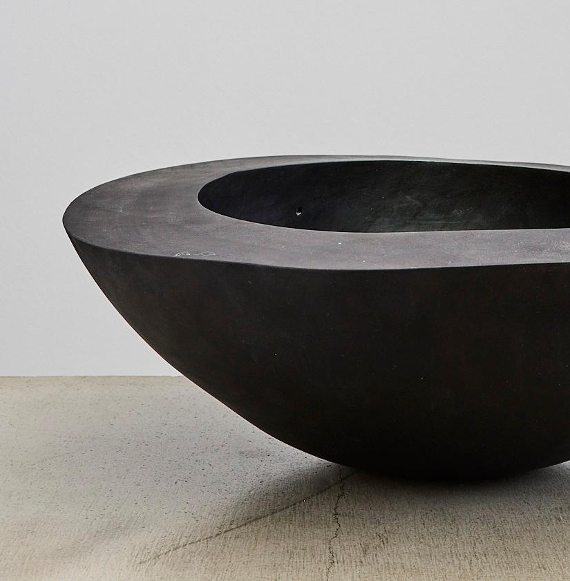 Recipiente Único Tara One 1 - Contemporáneo Esculpido en Madera Negra by Megarisiotis Alemán en venta