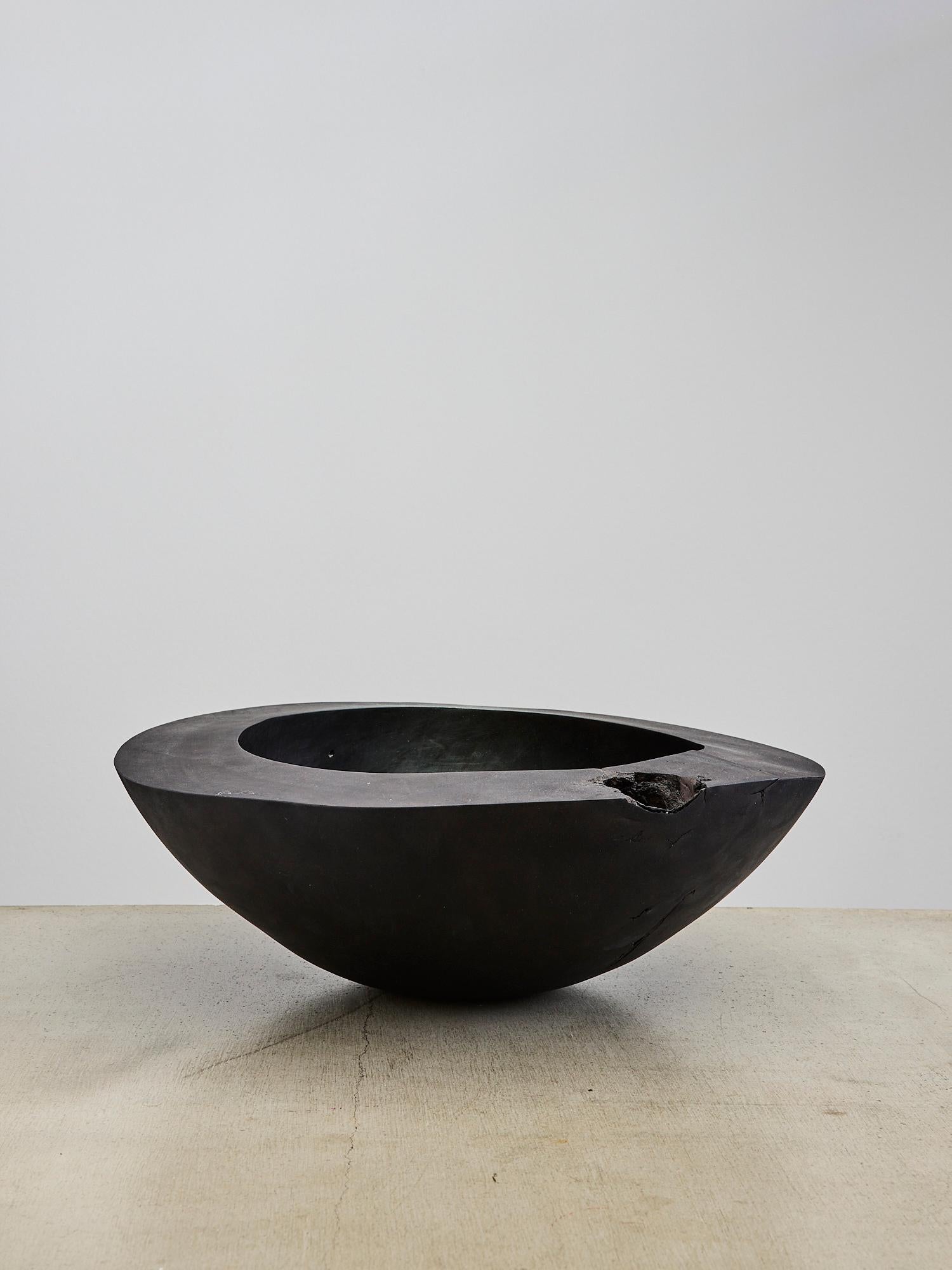 Recipiente único Tara One 2 - Contemporáneo esculpido en madera negra by Megarisiotis Posmoderno en venta
