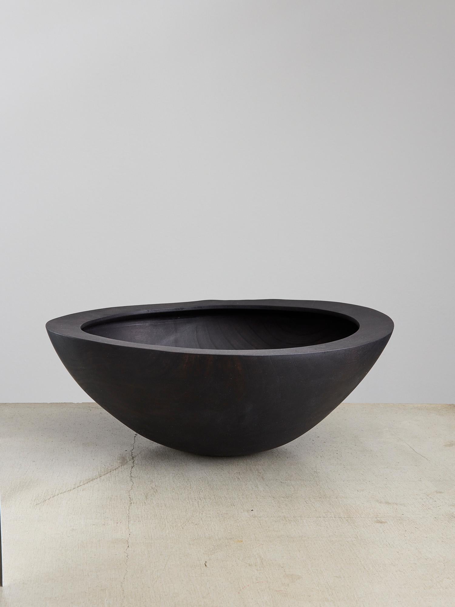 Recipiente único Tara One 2 - Contemporáneo esculpido en madera negra by Megarisiotis Alemán en venta